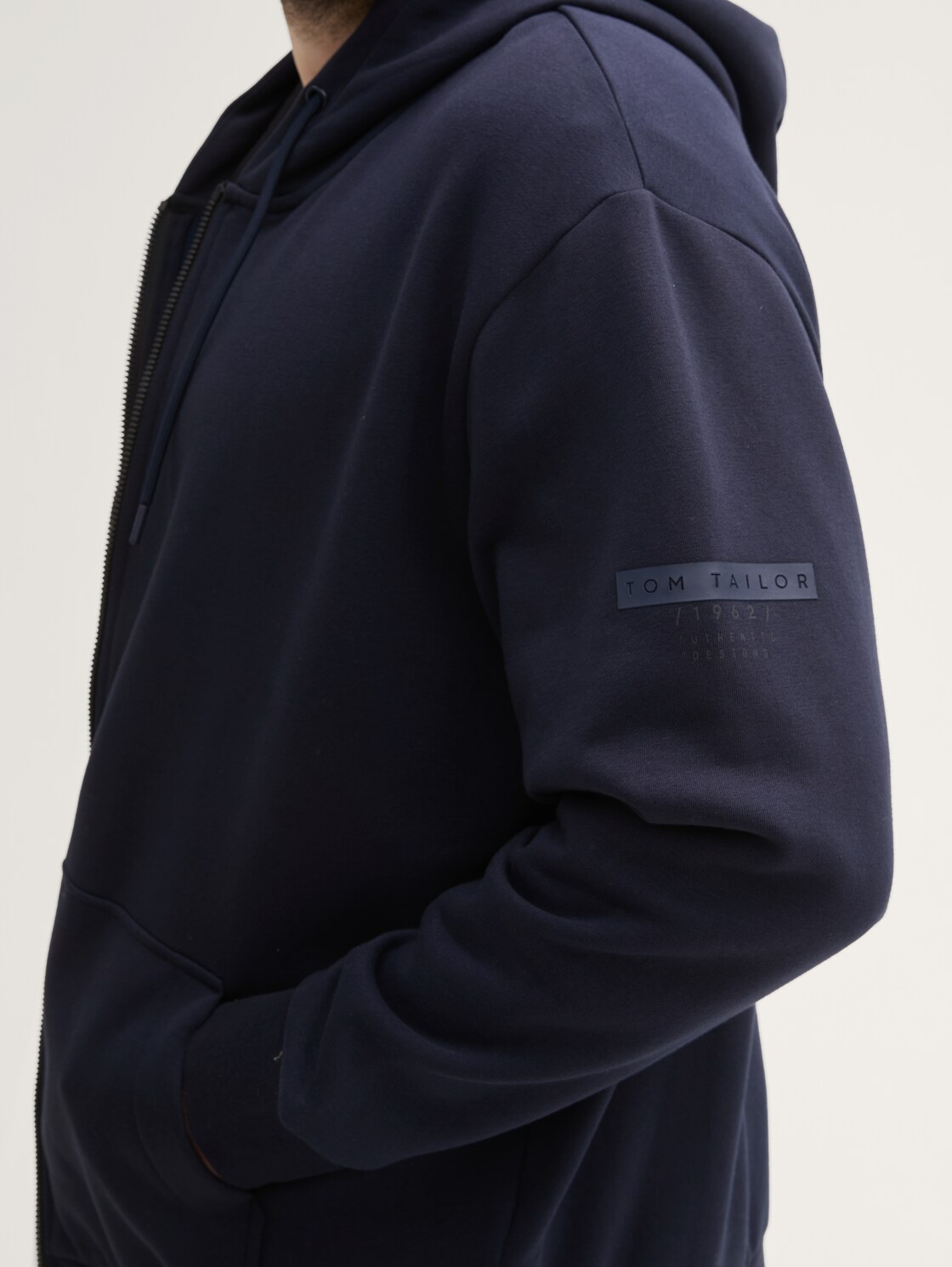 Plus Size - Basic Sweatjacke - sky captain blue - Detail-Model-Ansicht