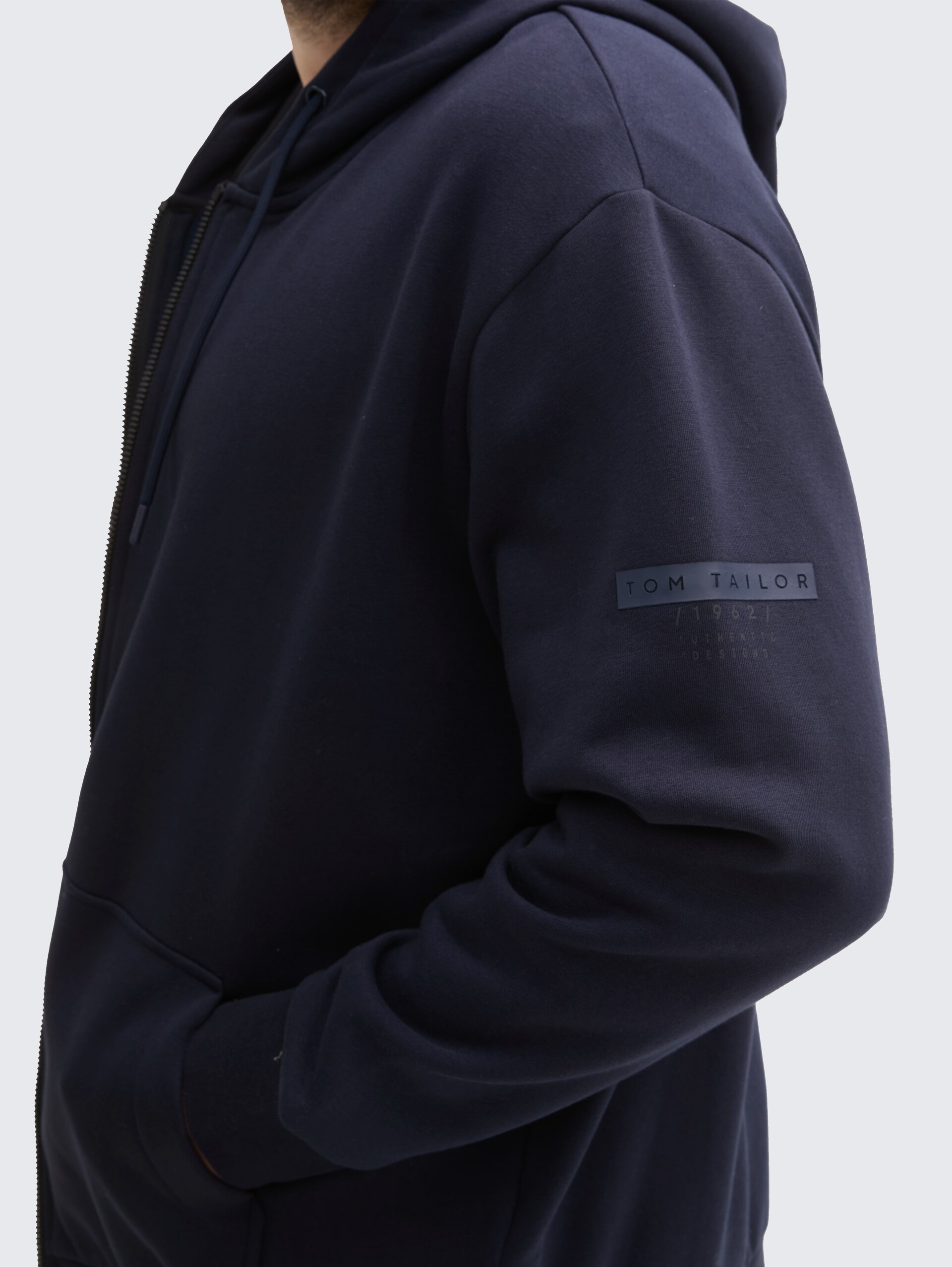 Plus Size - Basic Sweatjacke - sky captain blue - Detail-Model-Ansicht