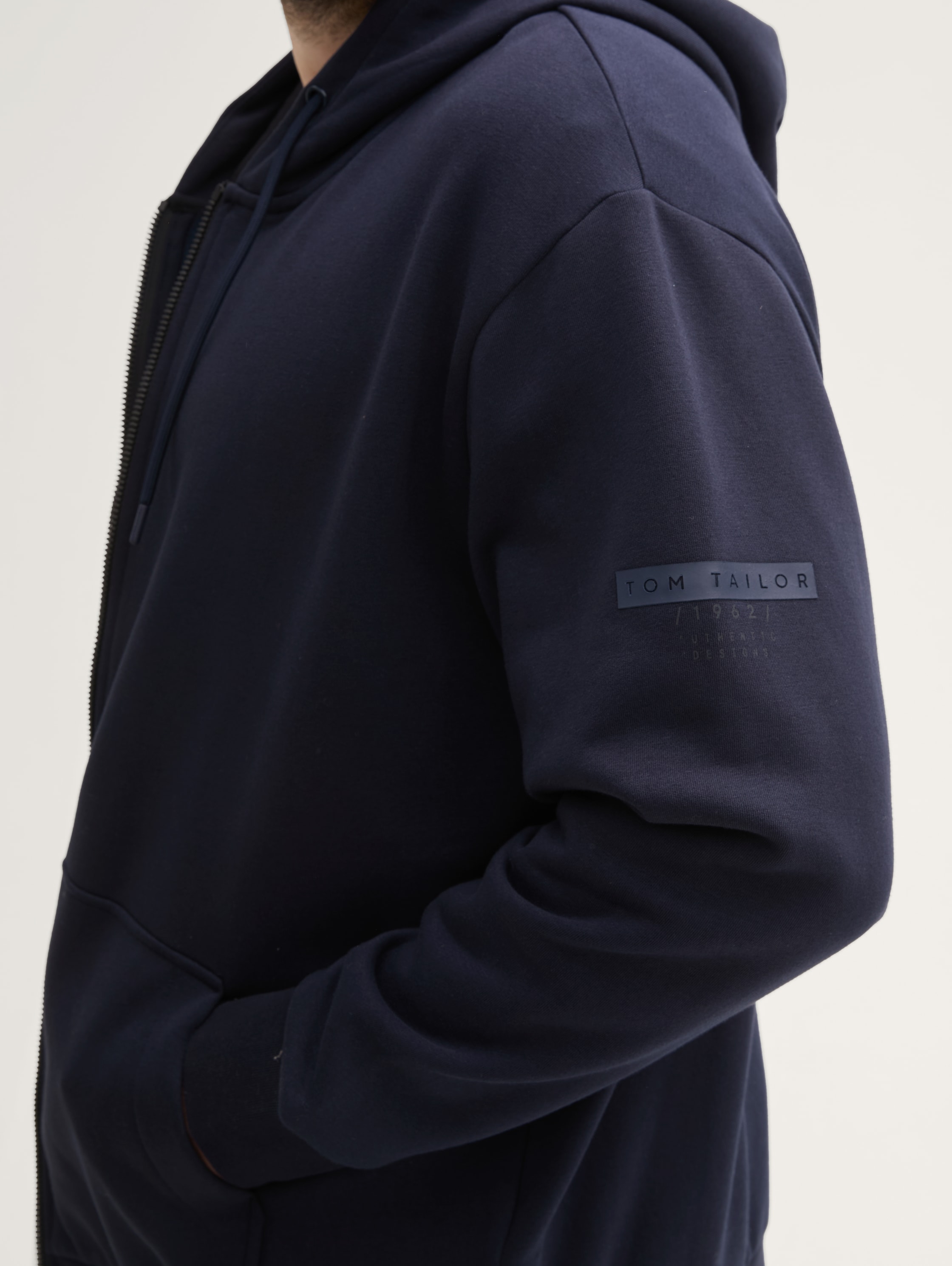 Plus Size - Basic Sweatjacke - sky_captain_blue_1 - Detail-Model-Ansicht