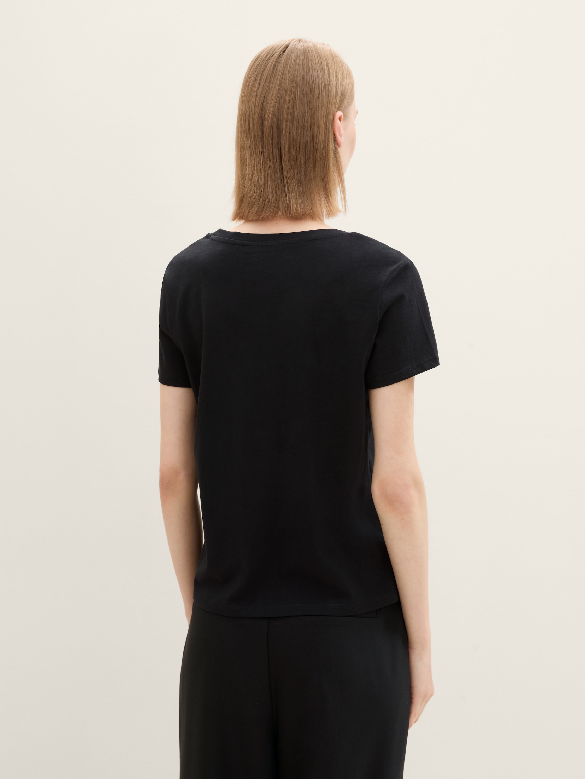 T-Shirt mit V-Ausschnitt im 2er-Pack - deep_black_1 - Auschnitt Model-Rückansicht