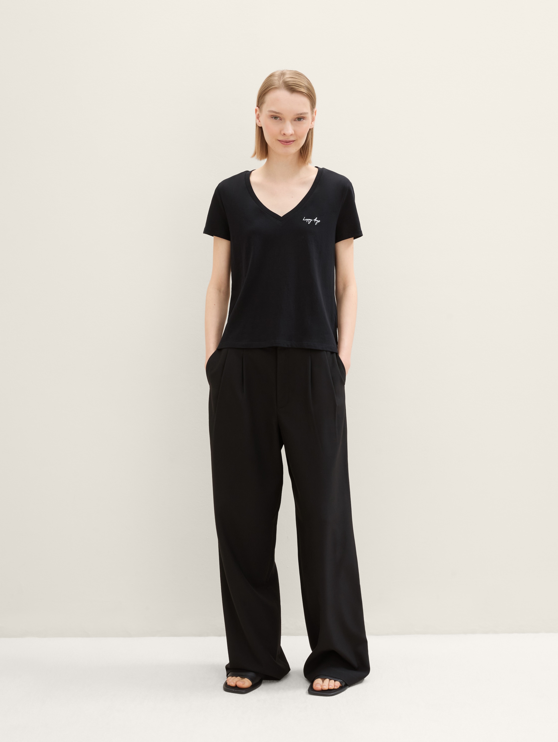 T-Shirt mit V-Ausschnitt im 2er-Pack - deep_black_1 - Model-Vorderansicht