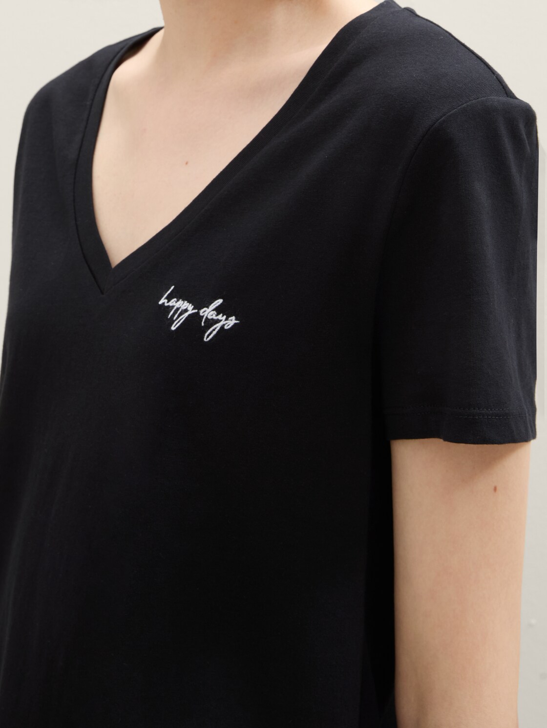 T-Shirt mit V-Ausschnitt im 2er-Pack - deep black - Detail-Model-Ansicht