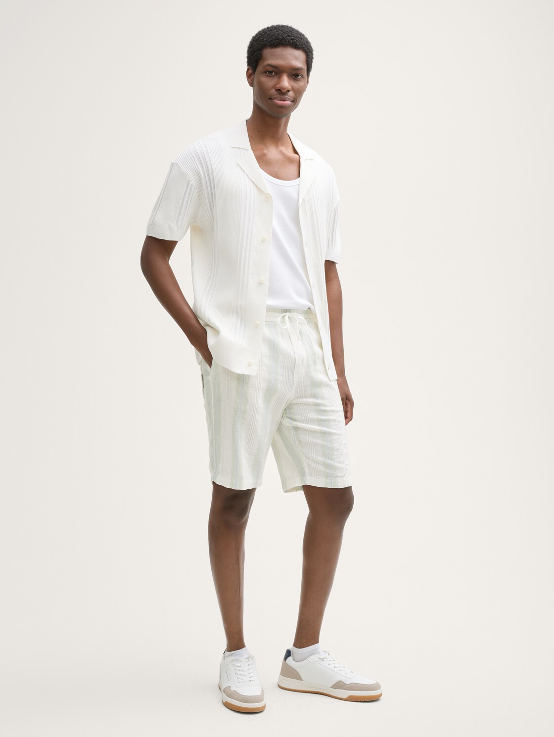 Relaxed Fit Shorts aus Baumwolle - off white big structure stripe - Model-Vorderansicht