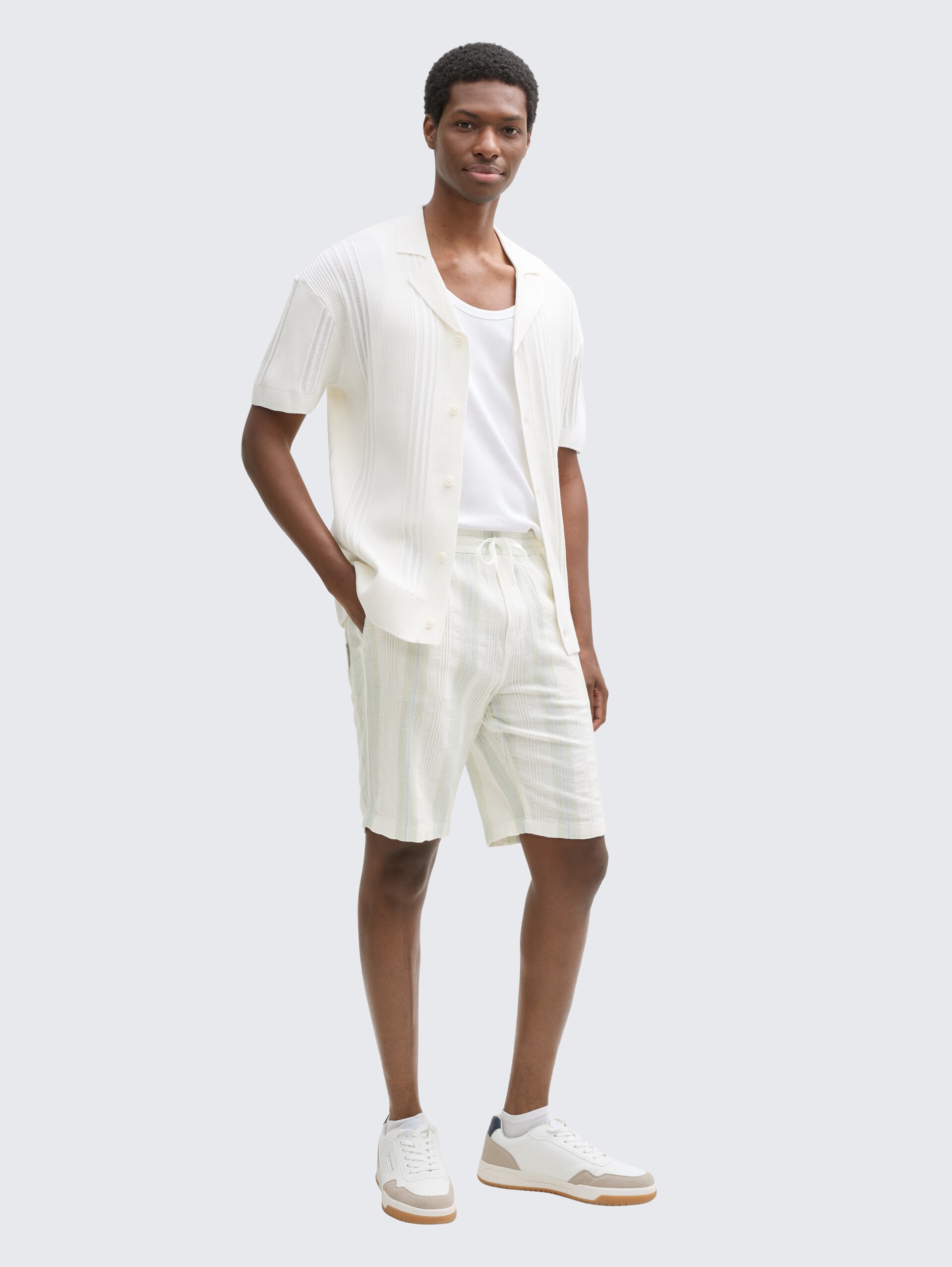 Relaxed Fit Shorts aus Baumwolle - off white big structure stripe - Model-Vorderansicht