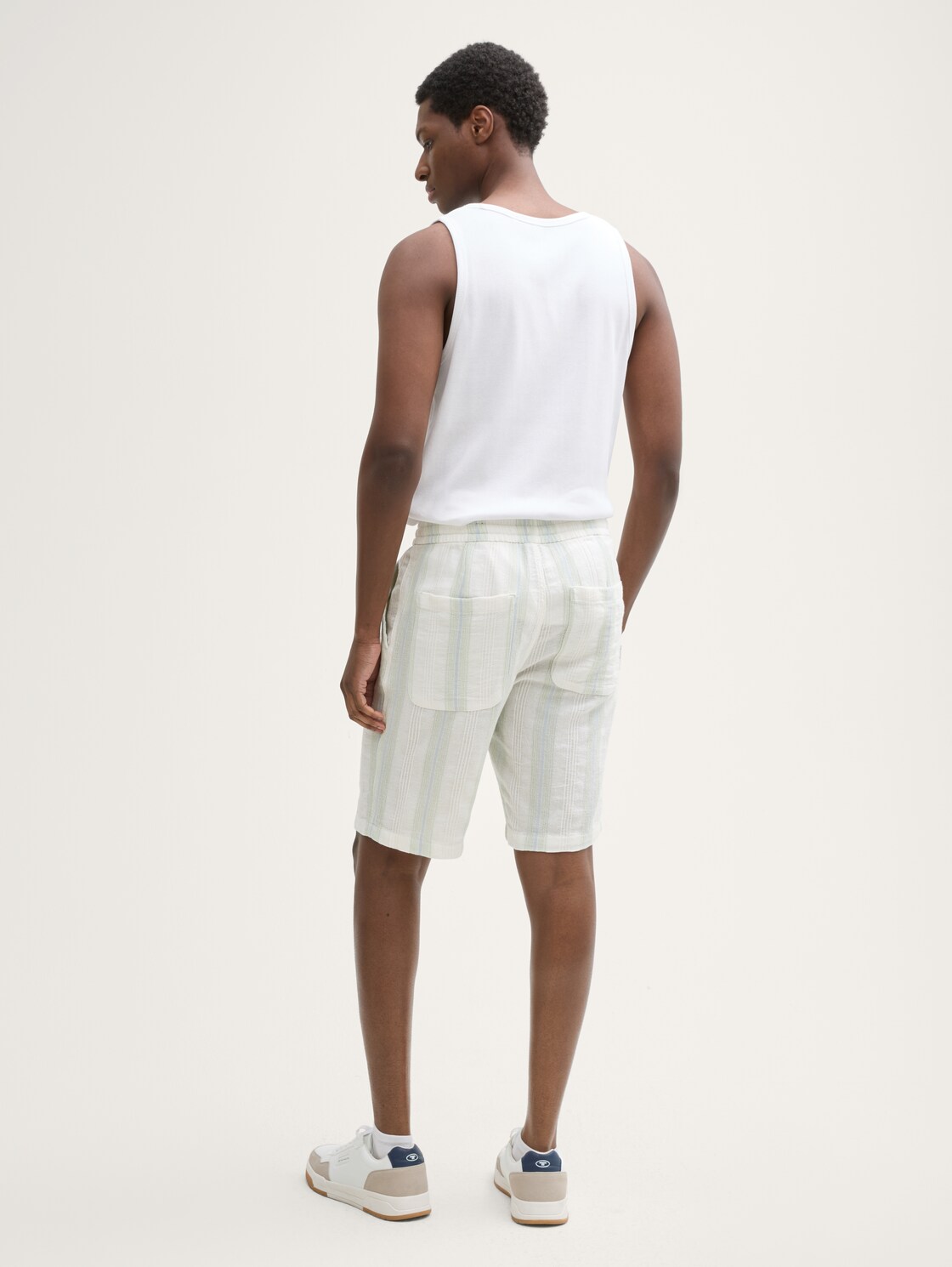 Relaxed Fit Shorts aus Baumwolle - off white big structure stripe - Auschnitt Model-Rückansicht