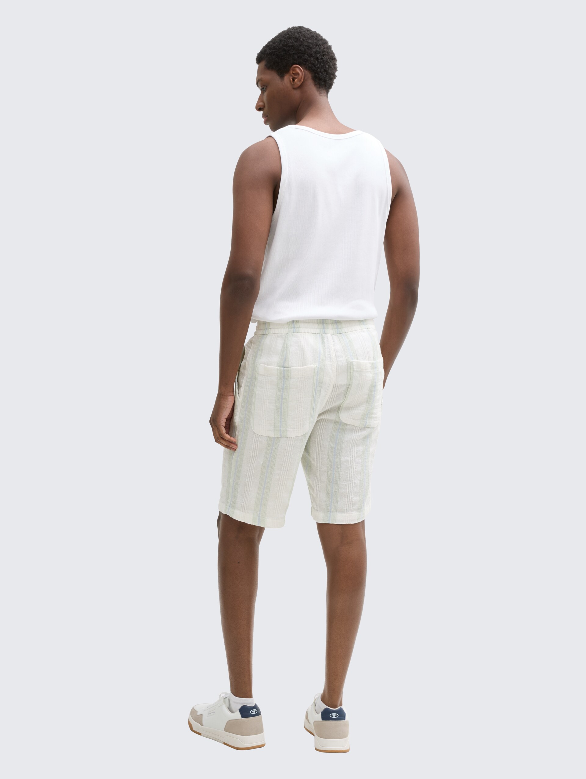 Relaxed Fit Shorts aus Baumwolle - off white big structure stripe - Auschnitt Model-Rückansicht