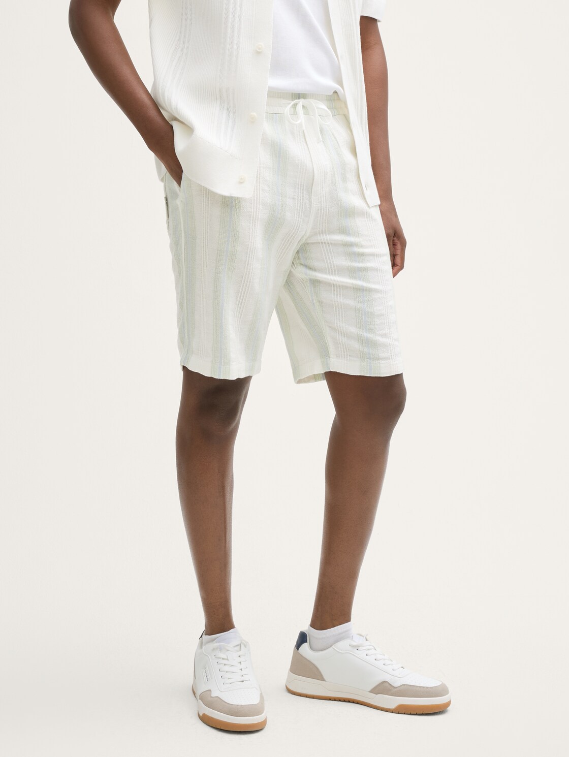 Relaxed Fit Shorts aus Baumwolle - off white big structure stripe - Ausschnitt Model-Vorderansicht