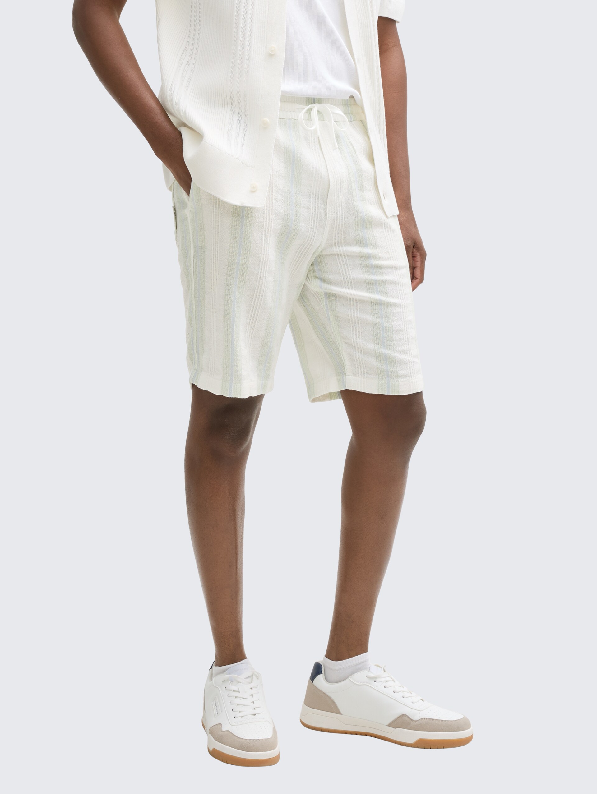 Relaxed Fit Shorts aus Baumwolle - off white big structure stripe - Ausschnitt Model-Vorderansicht