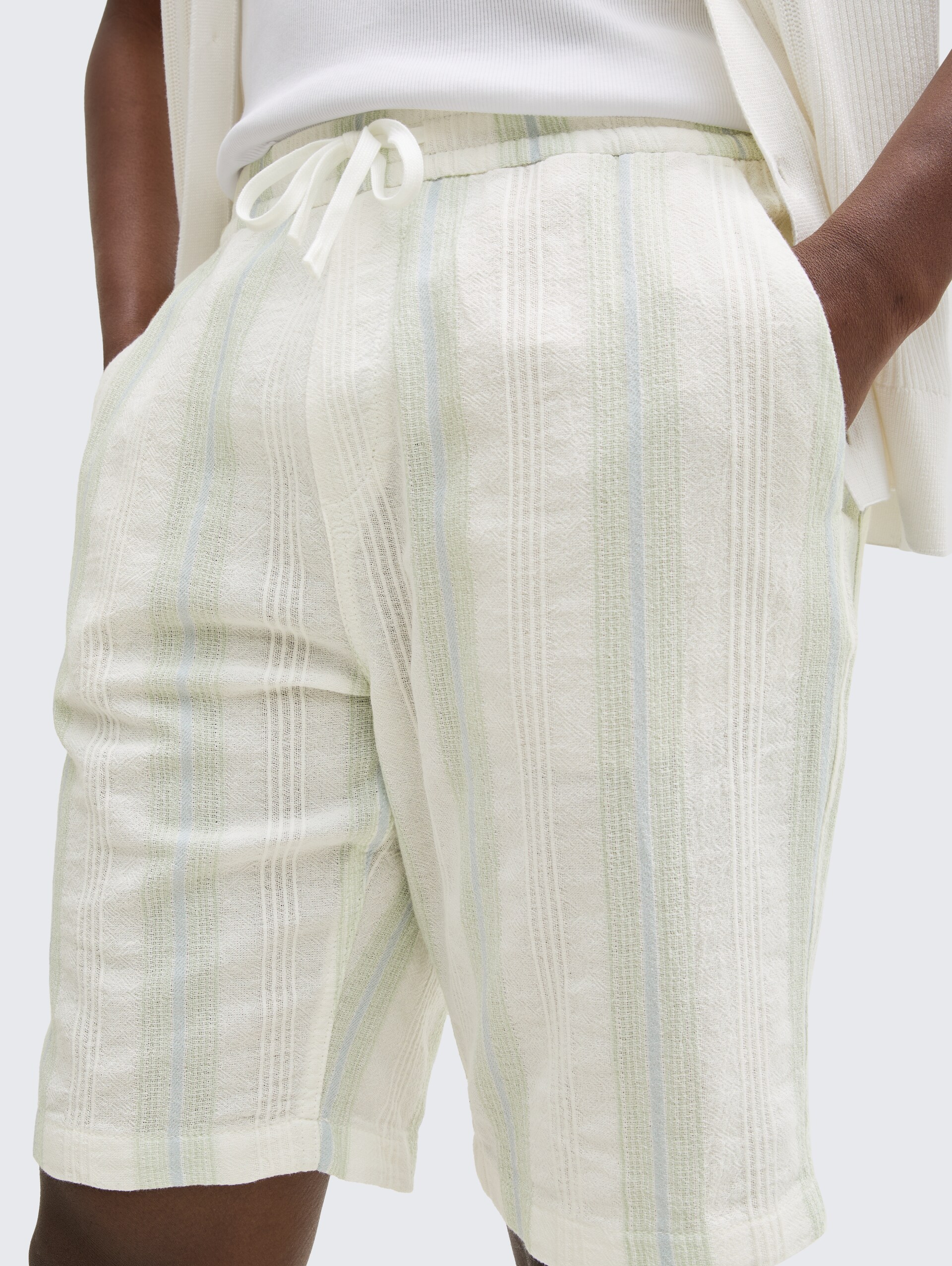 Relaxed Fit Shorts aus Baumwolle - off white big structure stripe - Detail-Model-Ansicht