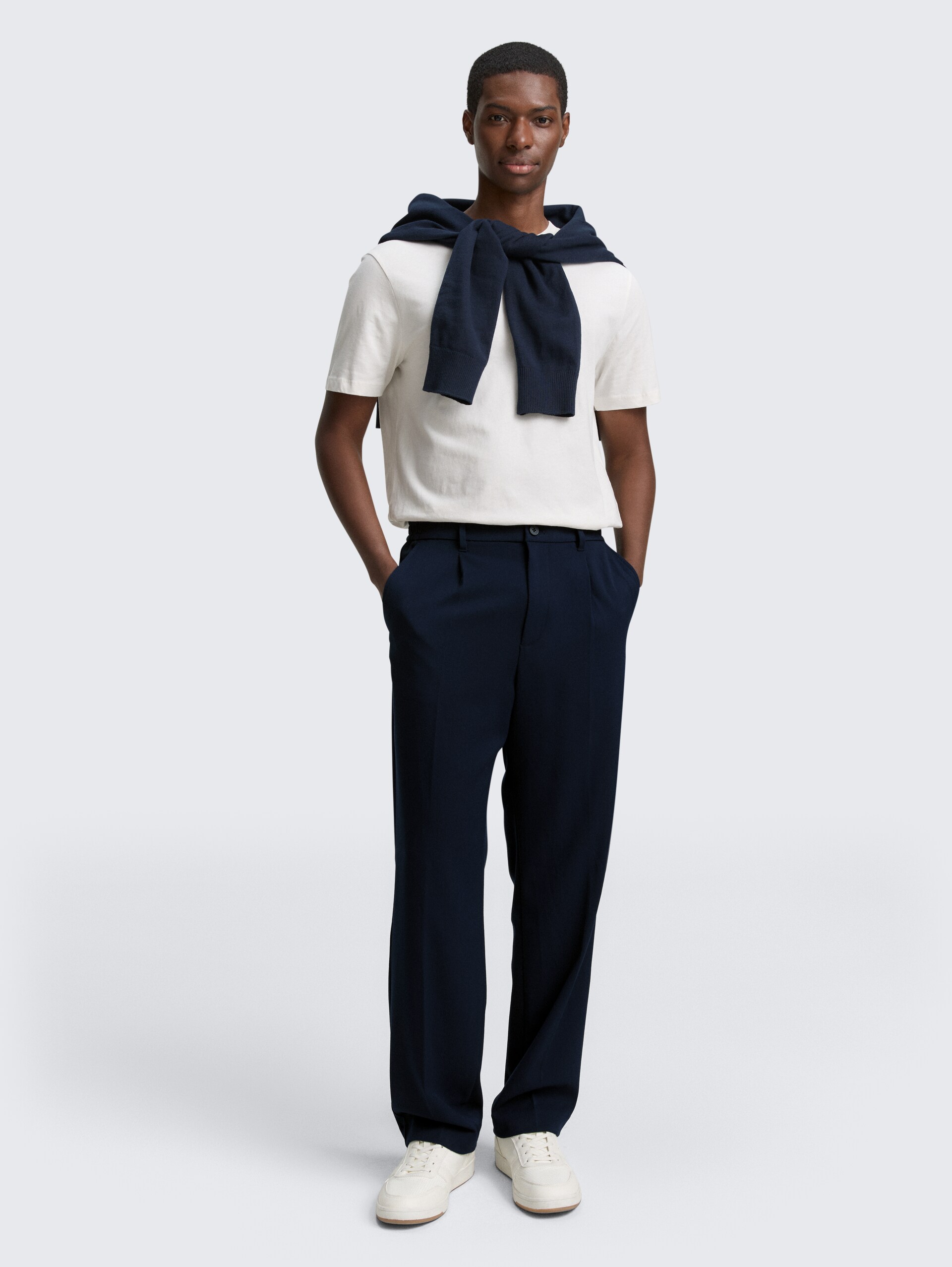 TTLoose Chino Hose mit Bügelfalte - sky captain blue - Model-Vorderansicht