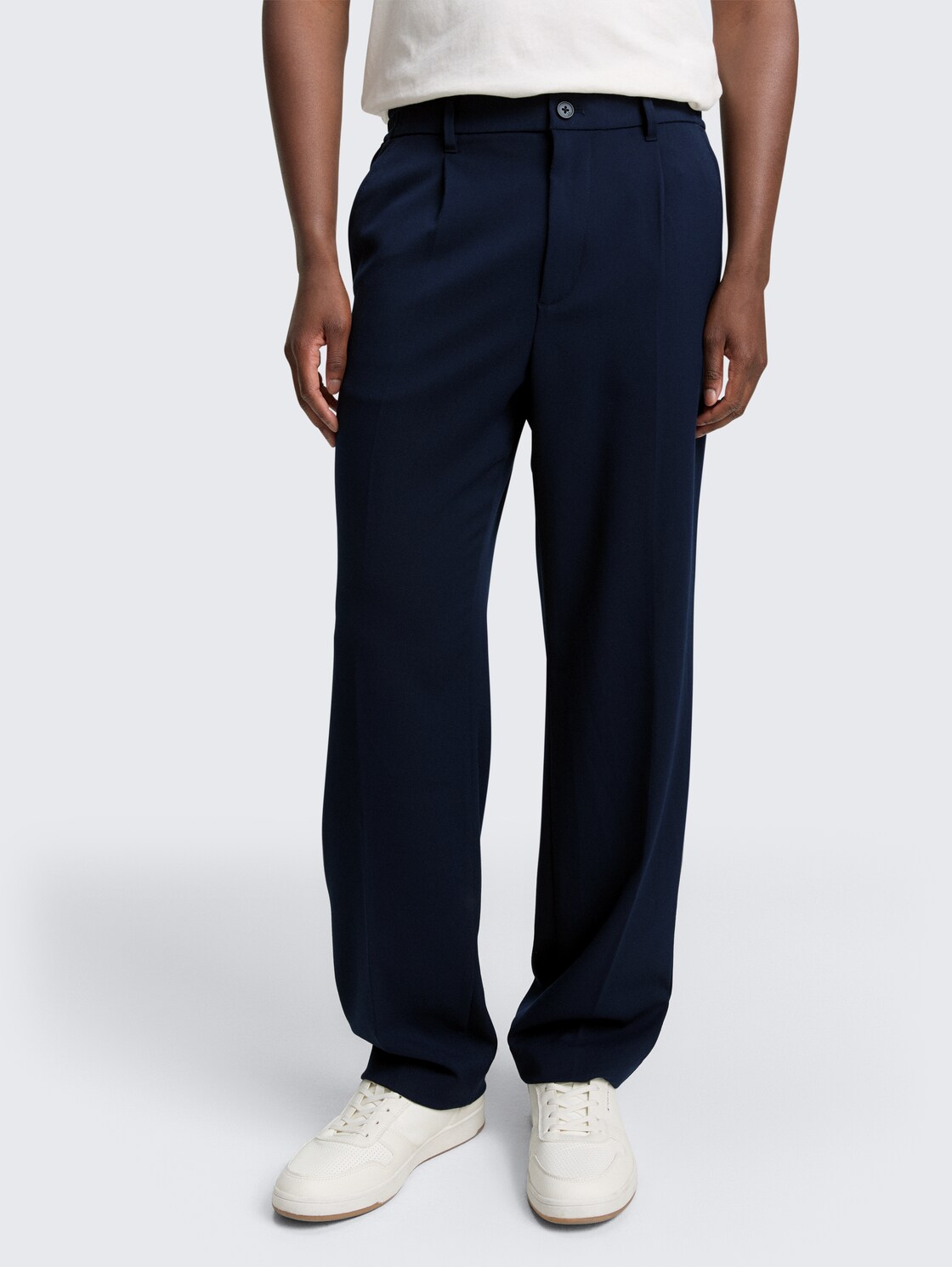 TTLoose Chino Hose mit Bügelfalte - sky captain blue - Ausschnitt Model-Vorderansicht