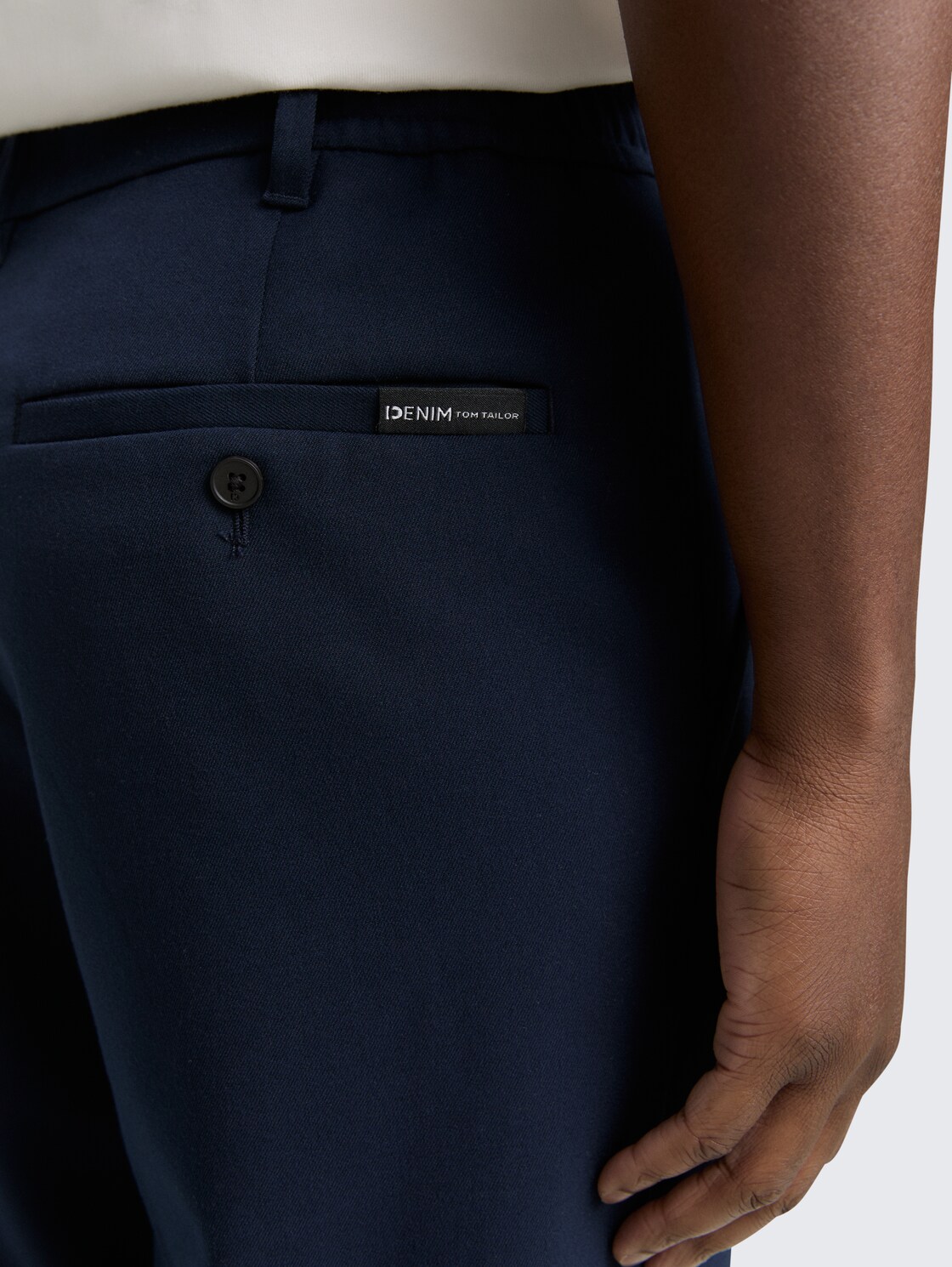 TTLoose Chino Hose mit Bügelfalte - sky captain blue - Detail-Model-Ansicht