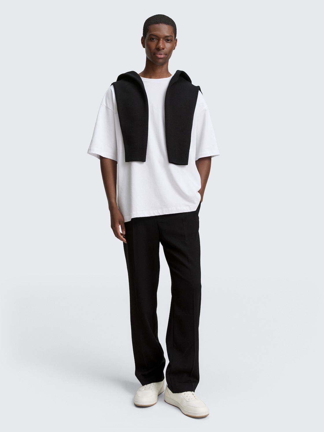 TTLoose Chino Hose mit Bügelfalte - Black - Model-Vorderansicht