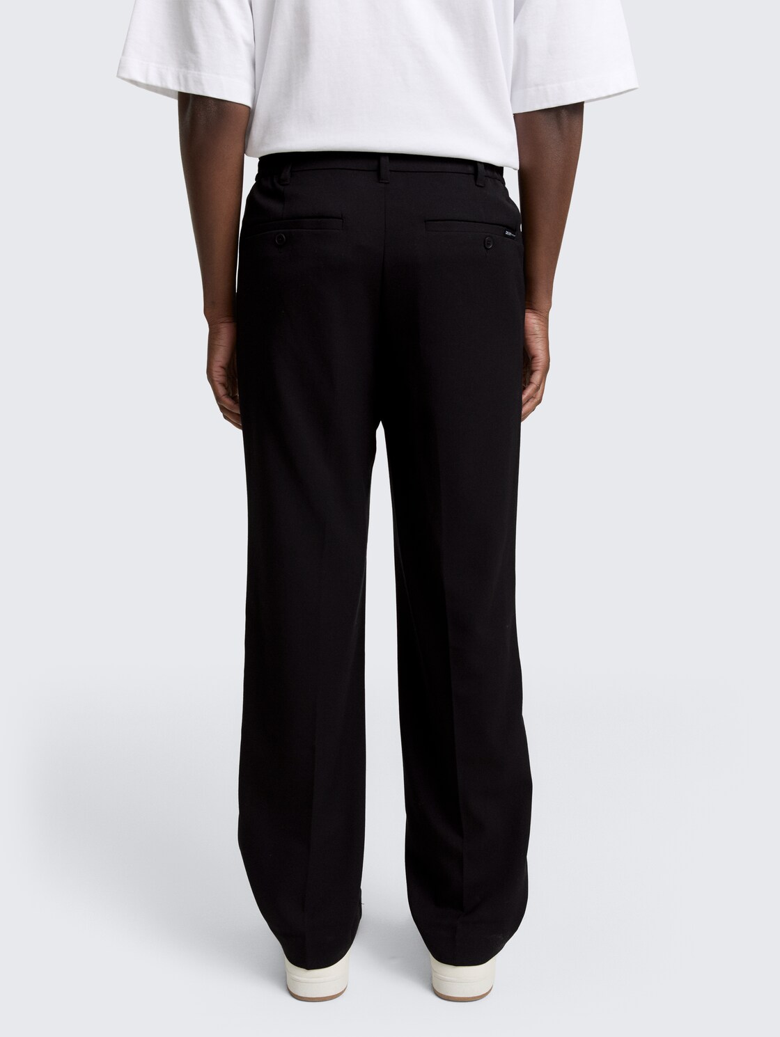 TTLoose Chino Hose mit Bügelfalte - Black - Auschnitt Model-Rückansicht