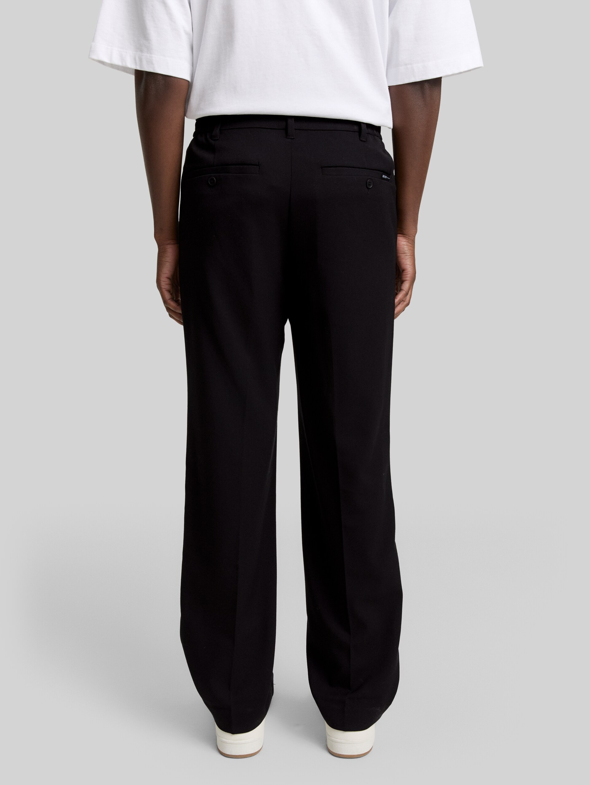 TTLoose Chino Hose mit Bügelfalte - Black - Auschnitt Model-Rückansicht