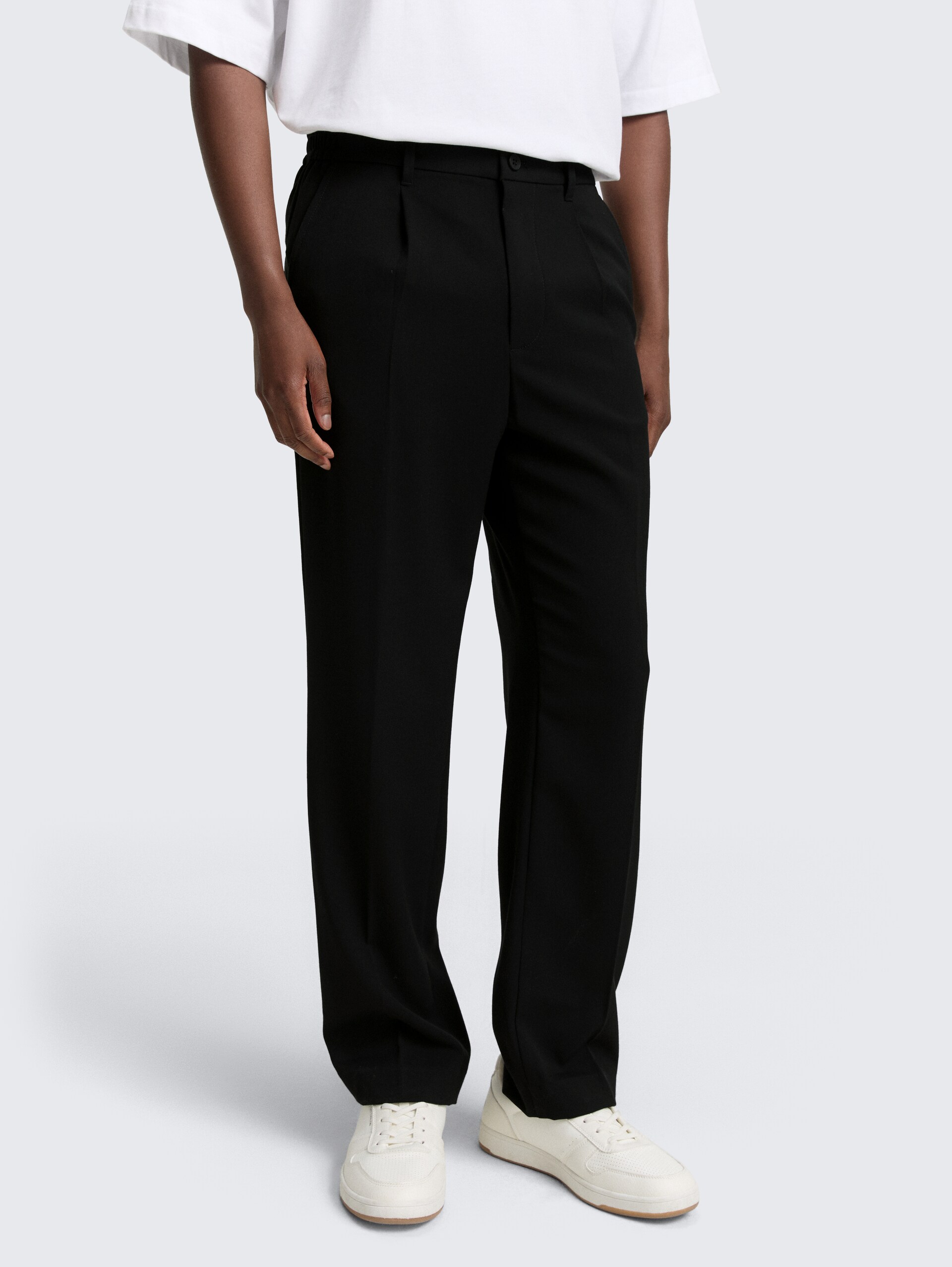TTLoose Chino Hose mit Bügelfalte - Black - Ausschnitt Model-Vorderansicht