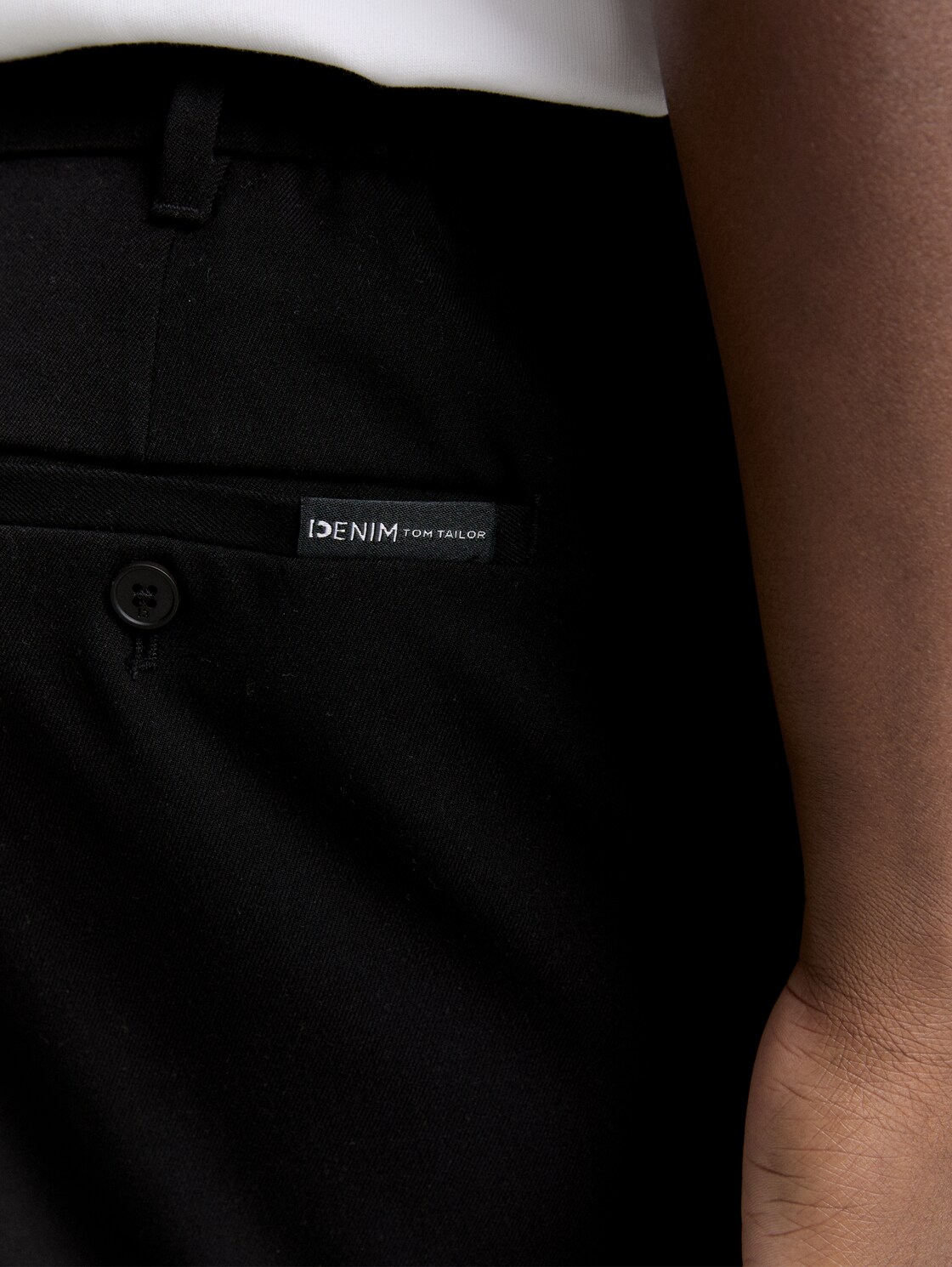 TTLoose Chino Hose mit Bügelfalte - Black - Detail-Model-Ansicht