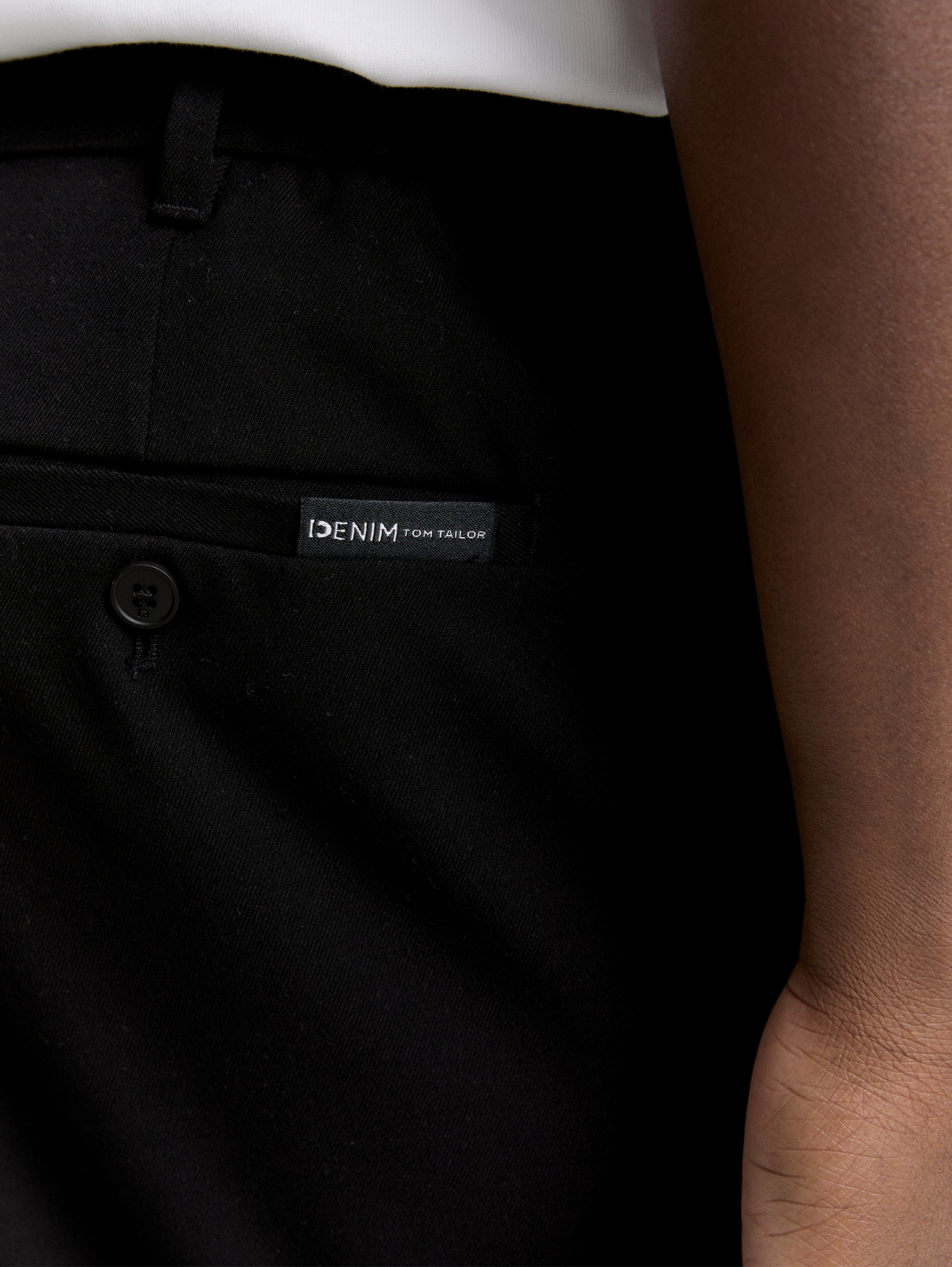 TTLoose Chino Hose mit Bügelfalte - Black - Detail-Model-Ansicht