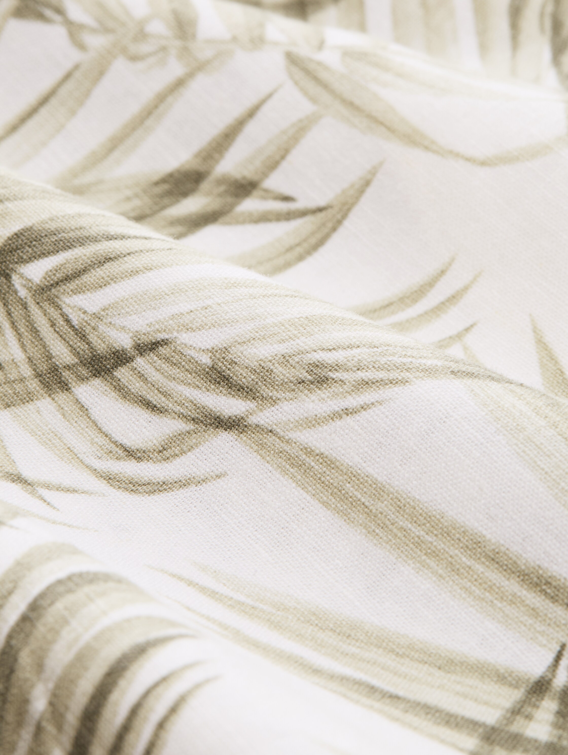 Relaxed Shorts mit Leinenanteil - white_green_watery_palm_print - 