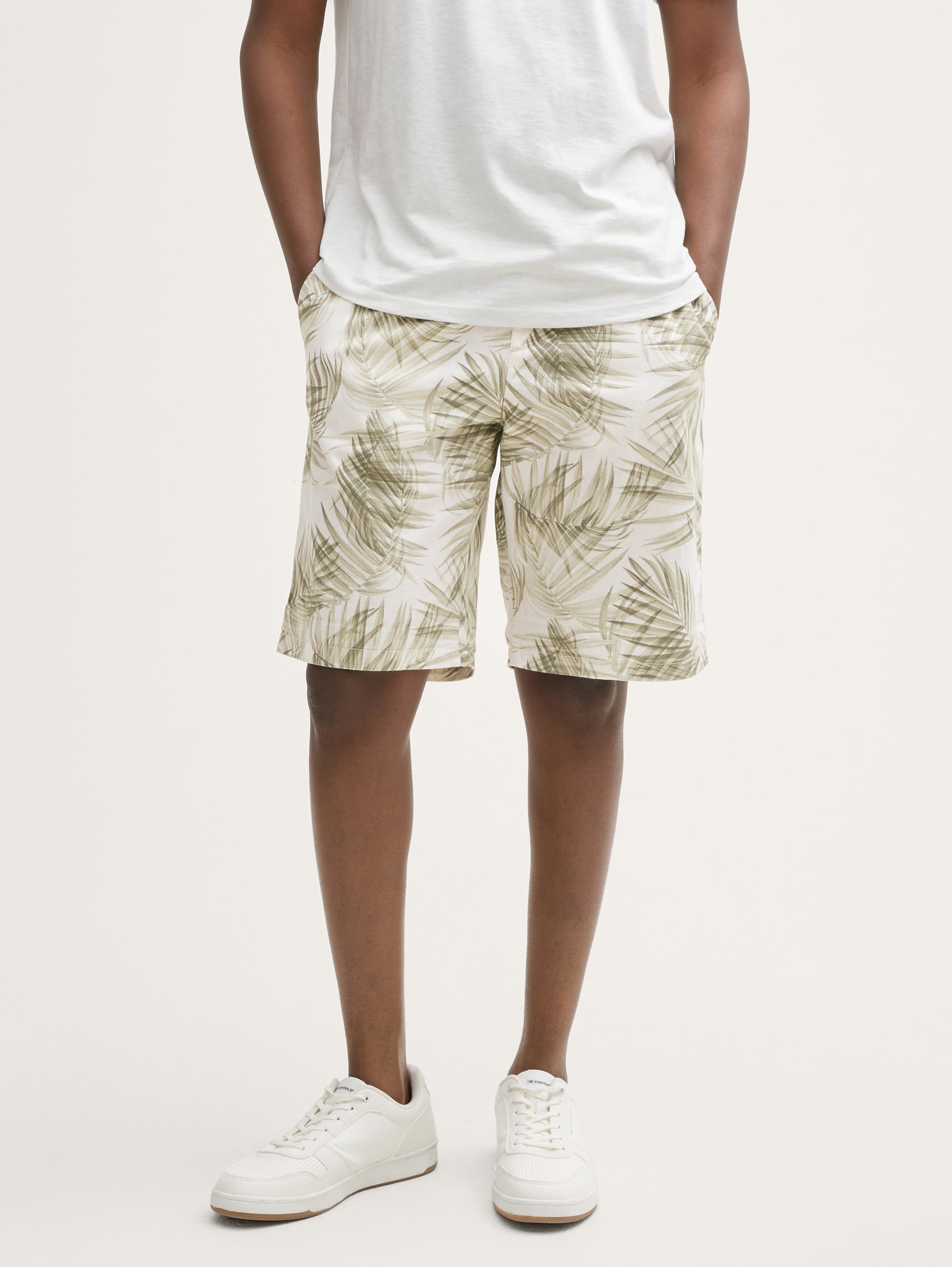 Relaxed Shorts mit Leinenanteil - white_green_watery_palm_print - 