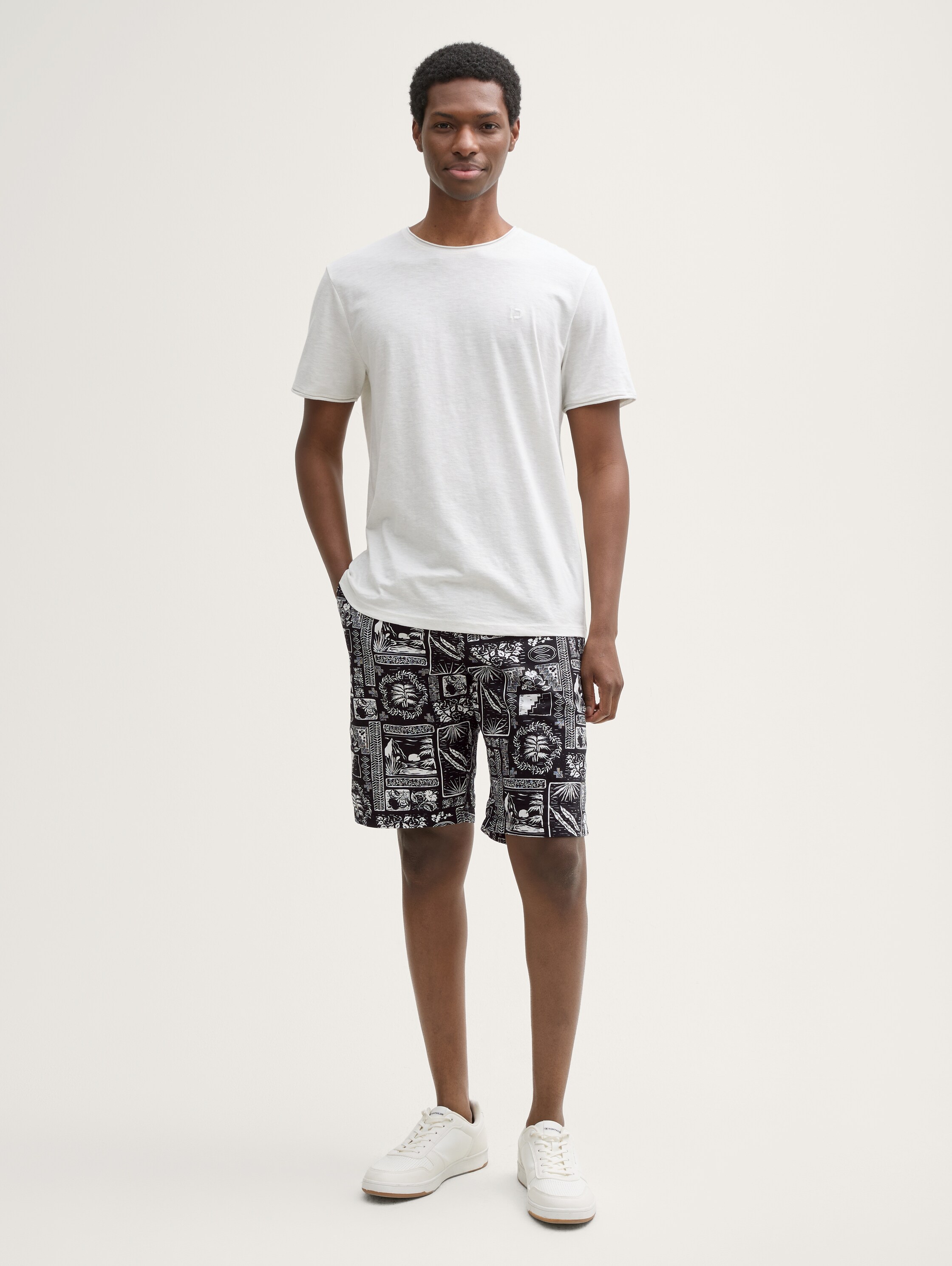 Relaxed Shorts mit Leinenanteil - black_white_hawai_print - 