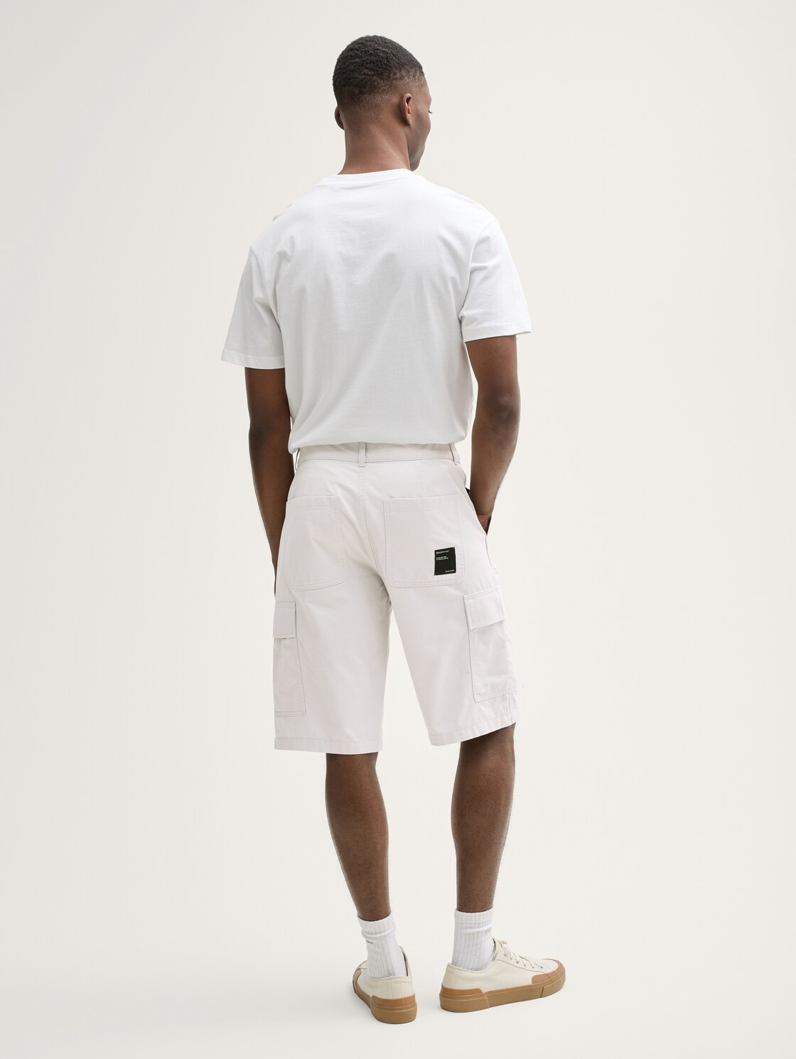 Regular Cargo Shorts - Chalk Grey - Auschnitt Model-Rückansicht