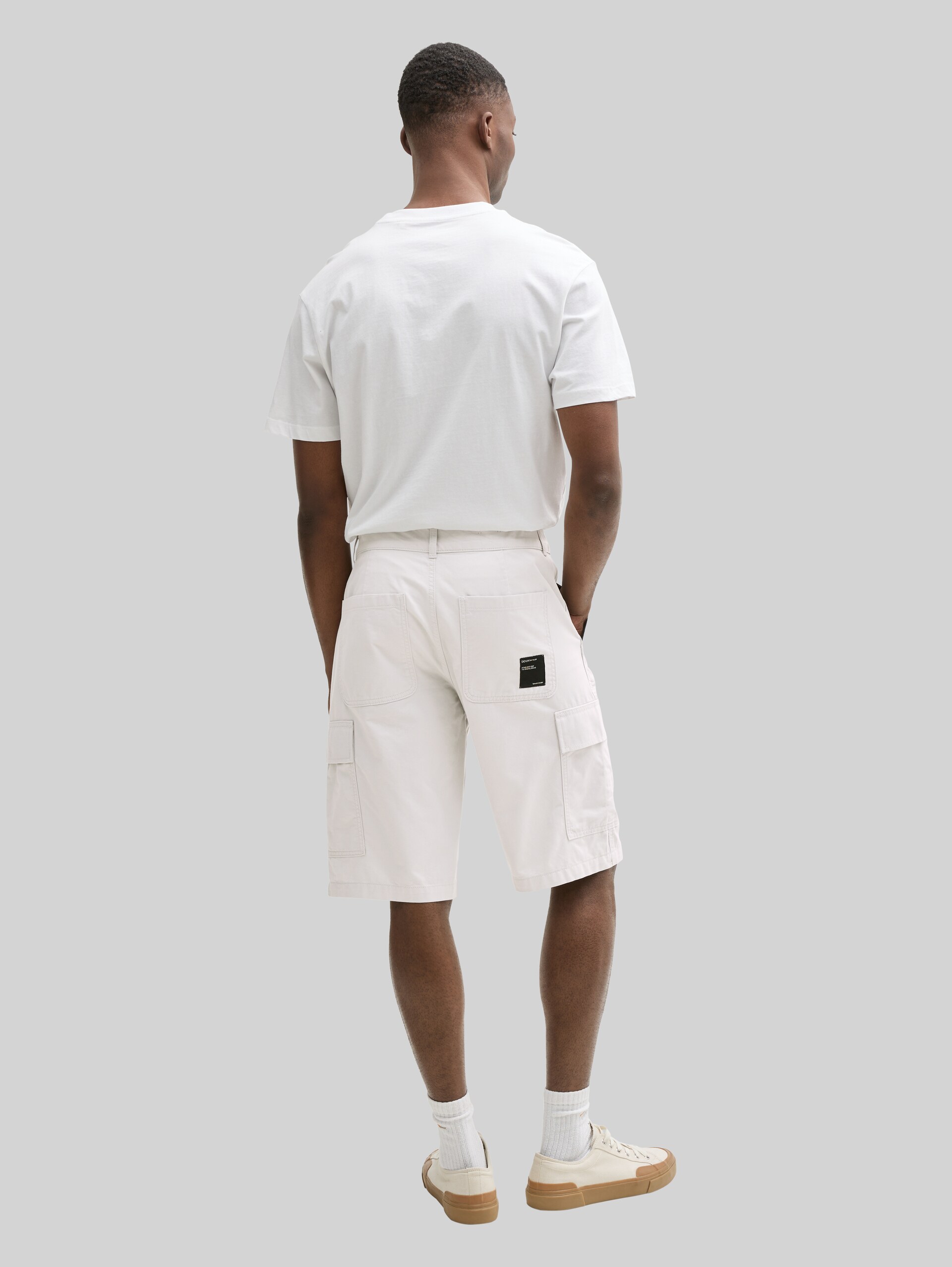 Regular Cargo Shorts - Chalk Grey - Auschnitt Model-Rückansicht