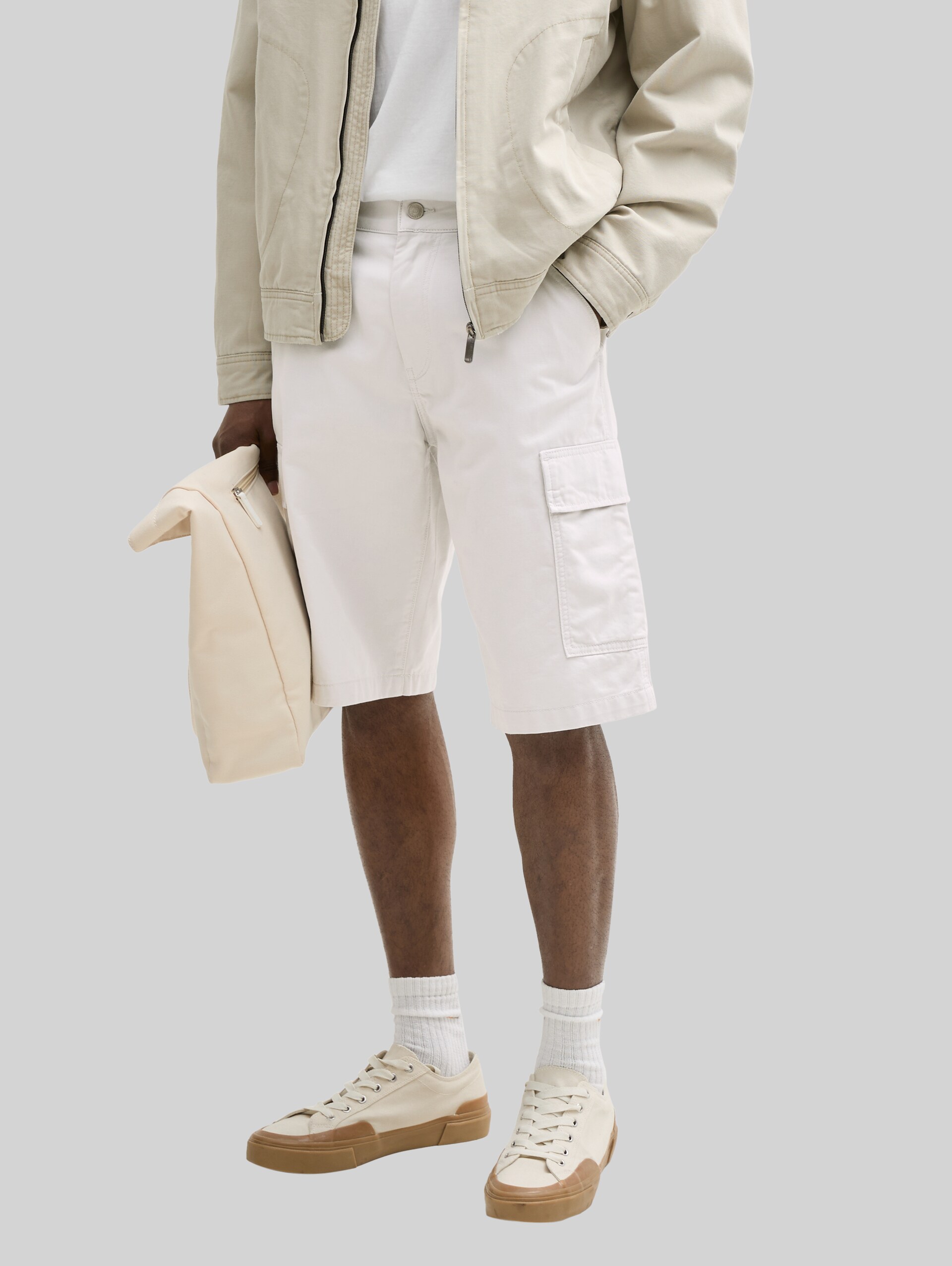 Regular Cargo Shorts - Chalk Grey - Ausschnitt Model-Vorderansicht