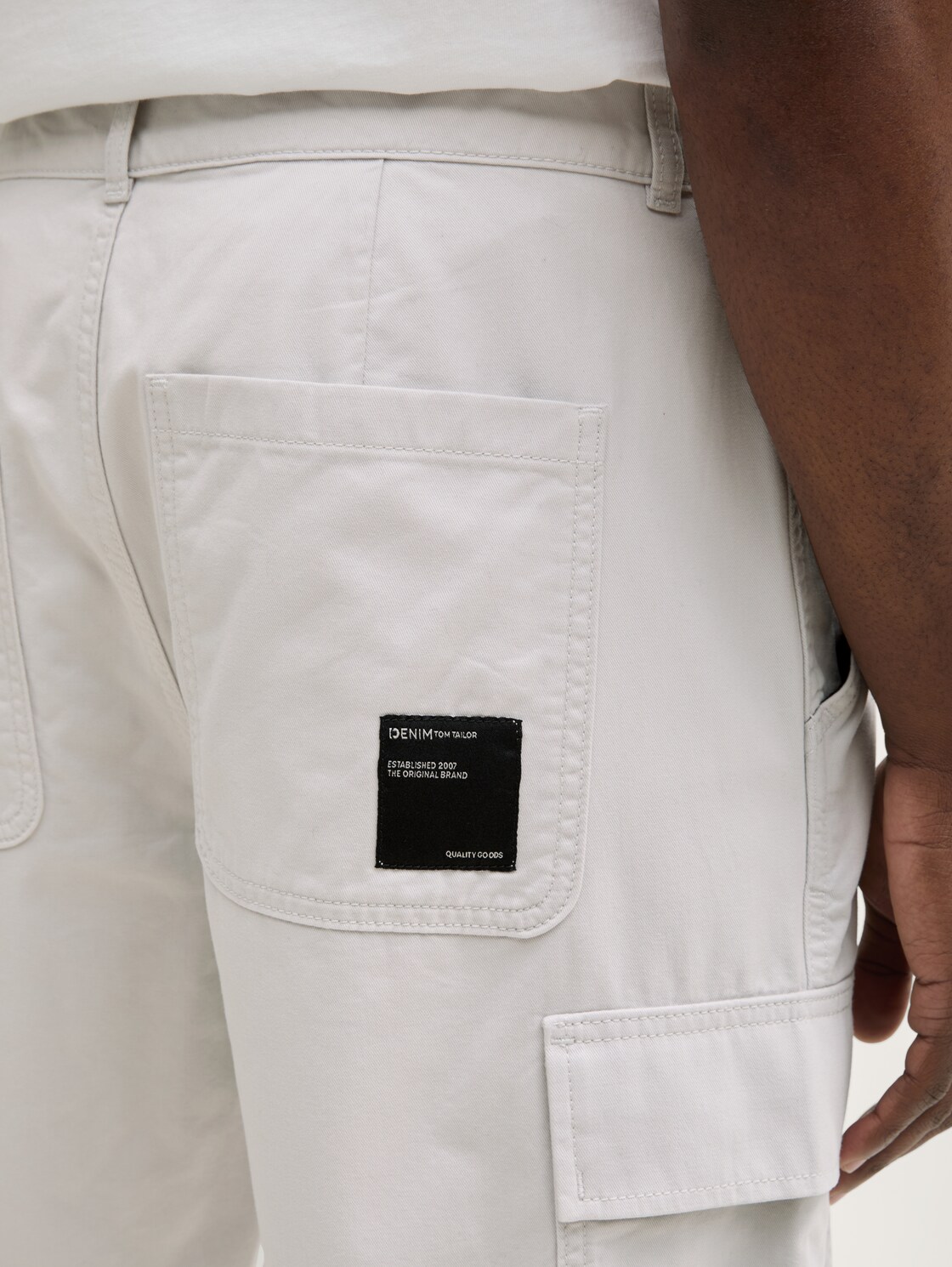 Regular Cargo Shorts - Chalk Grey - Detail-Model-Ansicht