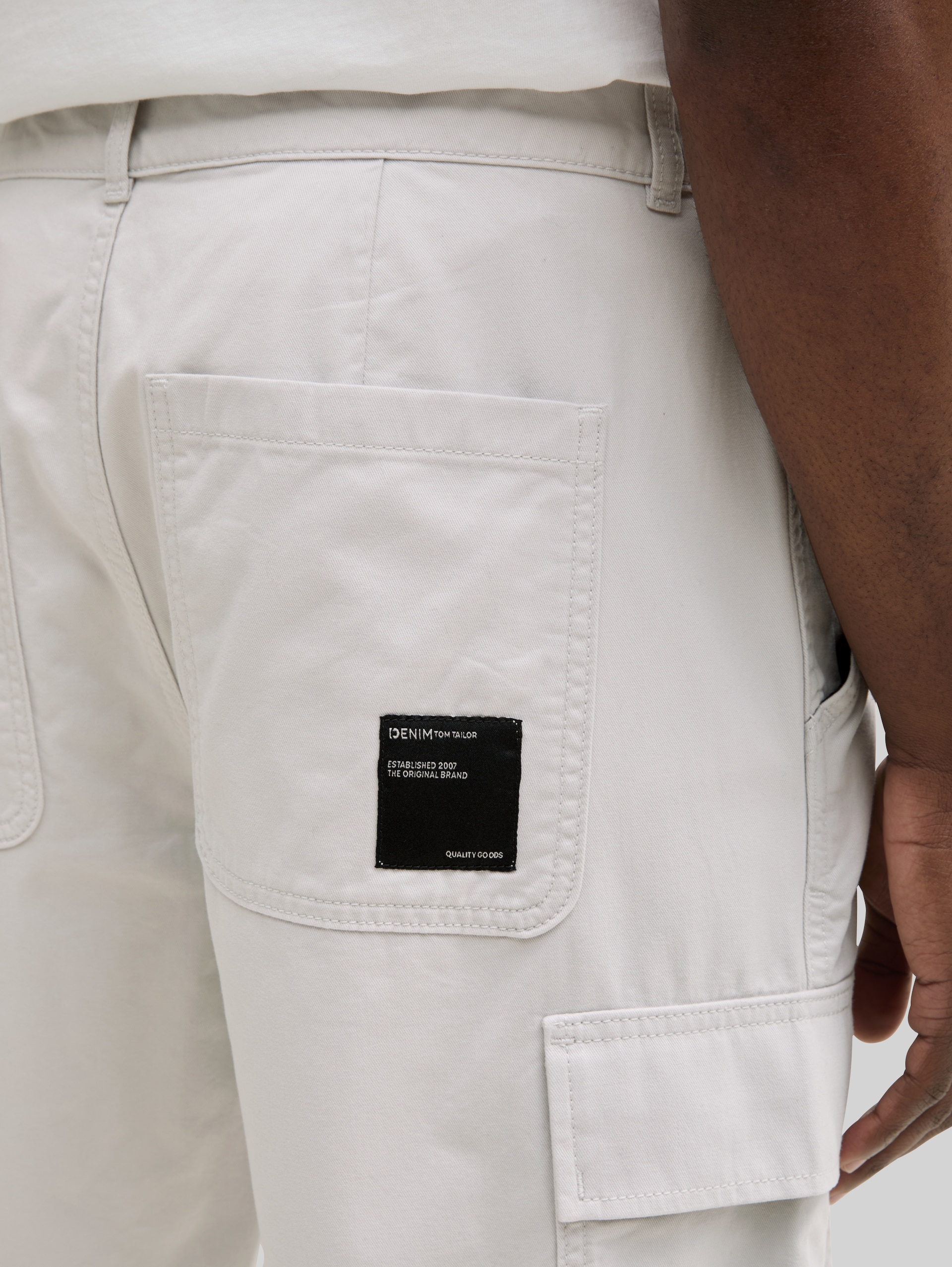 Regular Cargo Shorts - Chalk Grey - Detail-Model-Ansicht