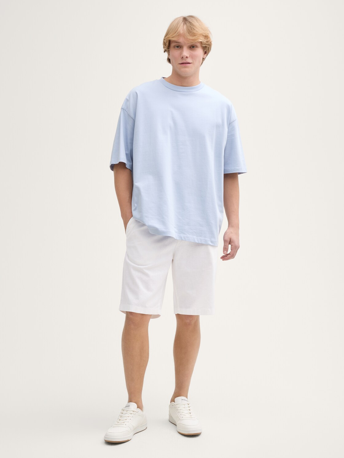 Relaxed Shorts mit Leinenanteil - White - Model-Vorderansicht