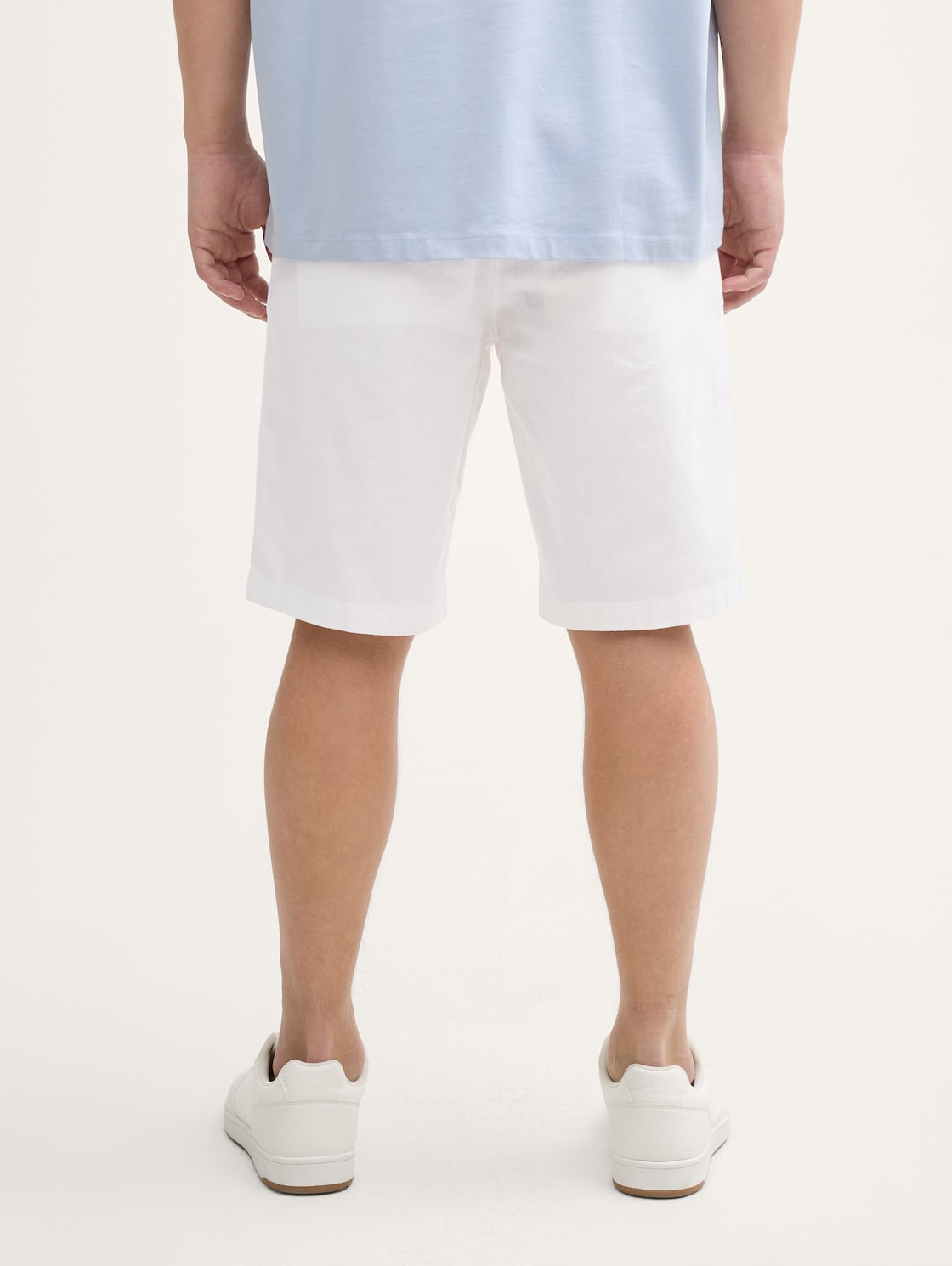 Relaxed Shorts mit Leinenanteil - White - Auschnitt Model-Rückansicht