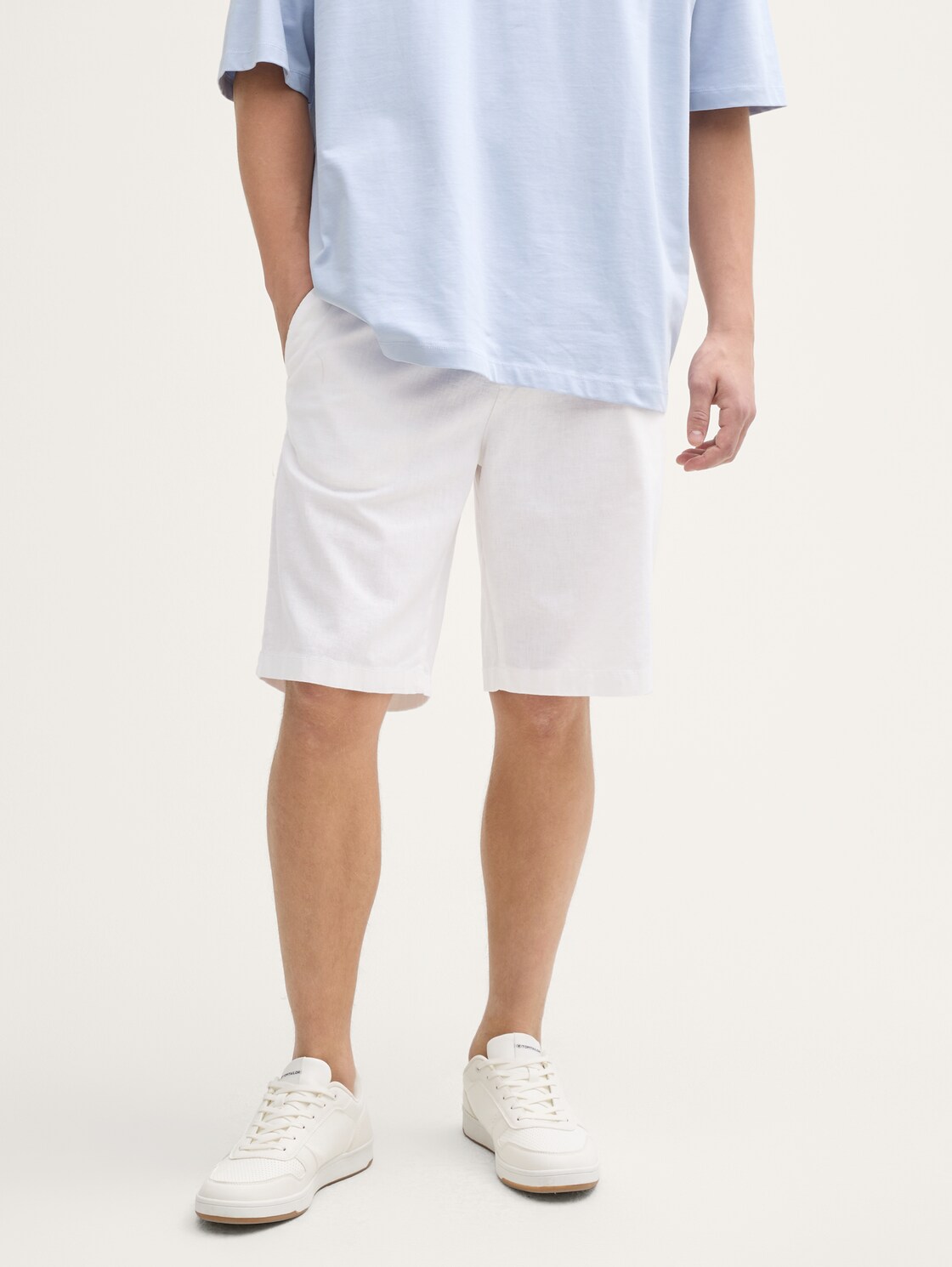 Relaxed Shorts mit Leinenanteil - White - Ausschnitt Model-Vorderansicht