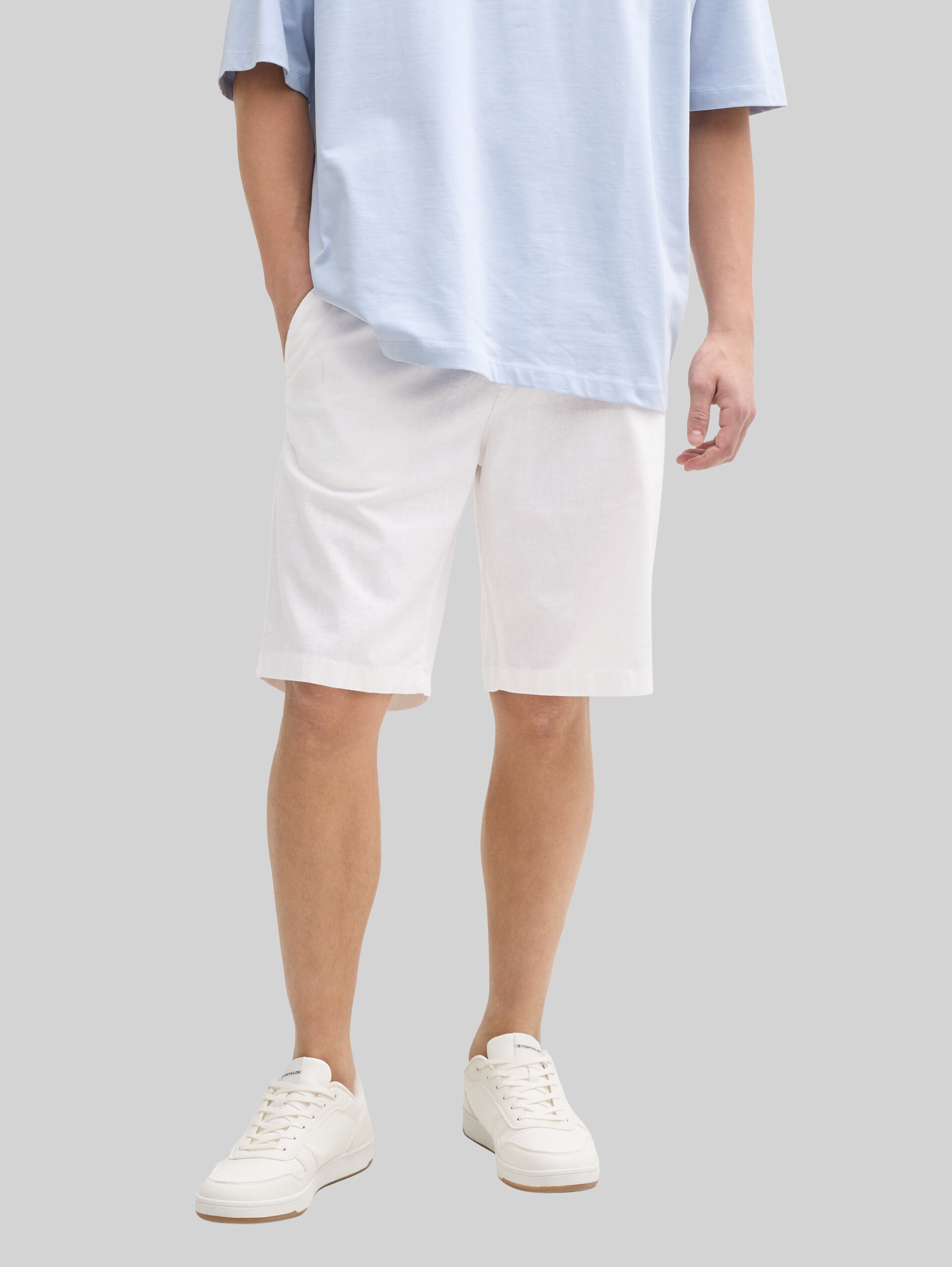 Relaxte shorts met linnen - White - Nek model vooraanzicht