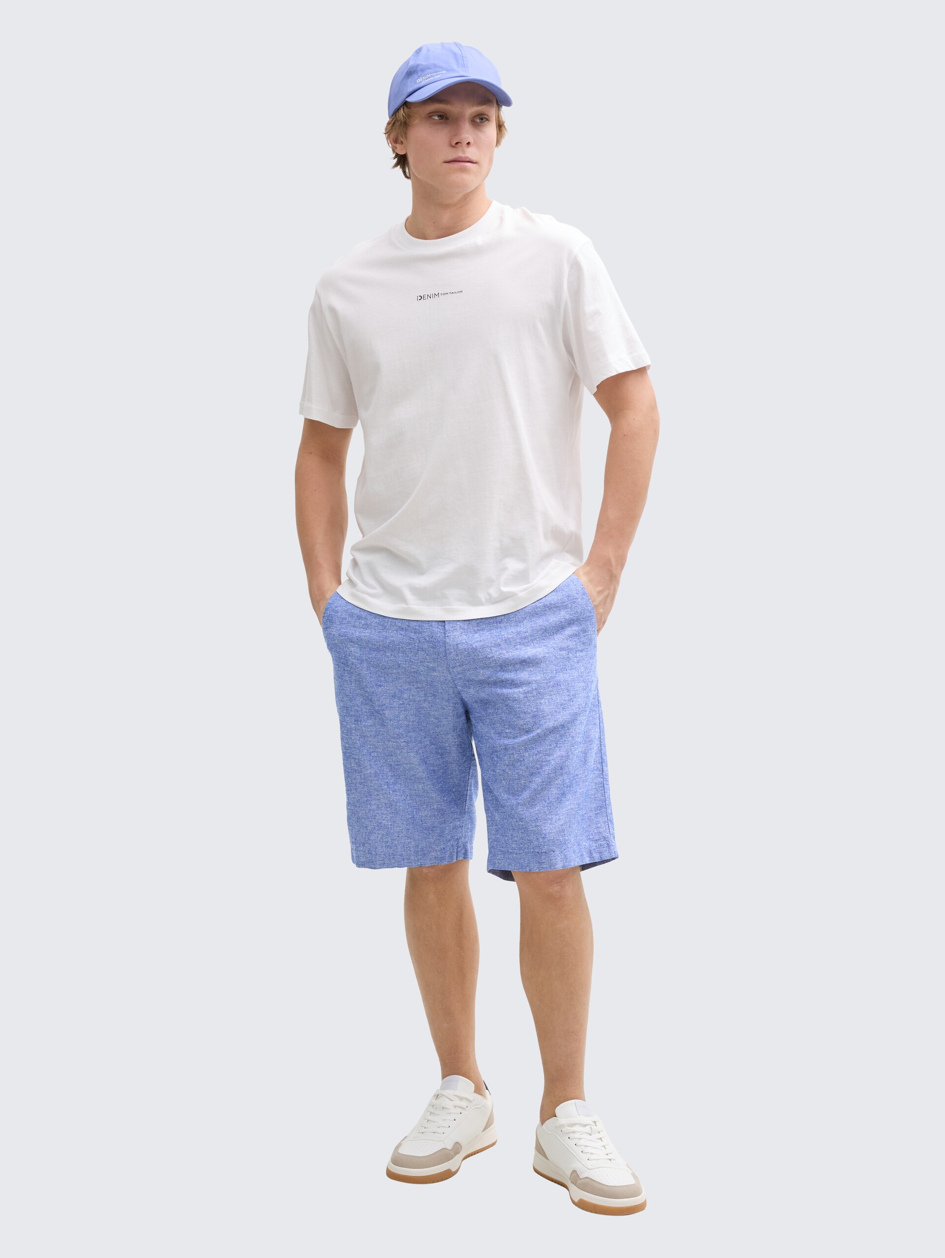 Relaxed Shorts mit Leinenanteil - royal blue chambray - Model-Vorderansicht