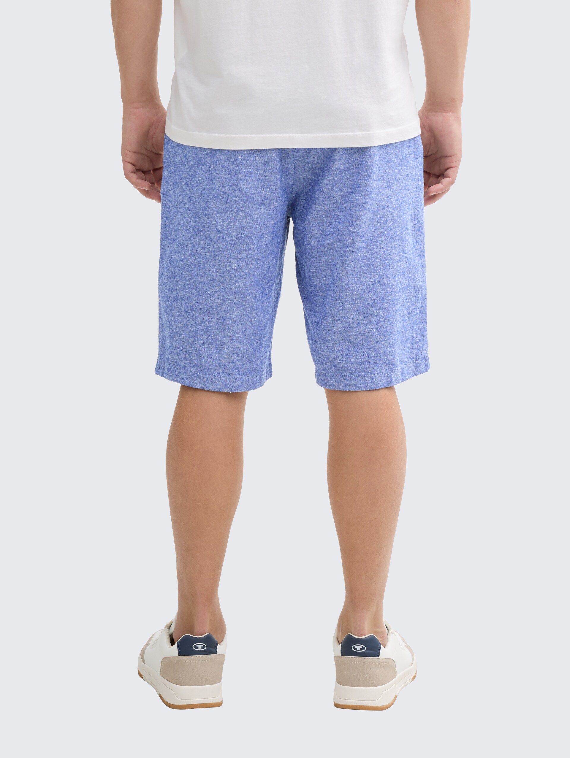 Relaxed Shorts mit Leinenanteil - royal blue chambray - Auschnitt Model-Rückansicht