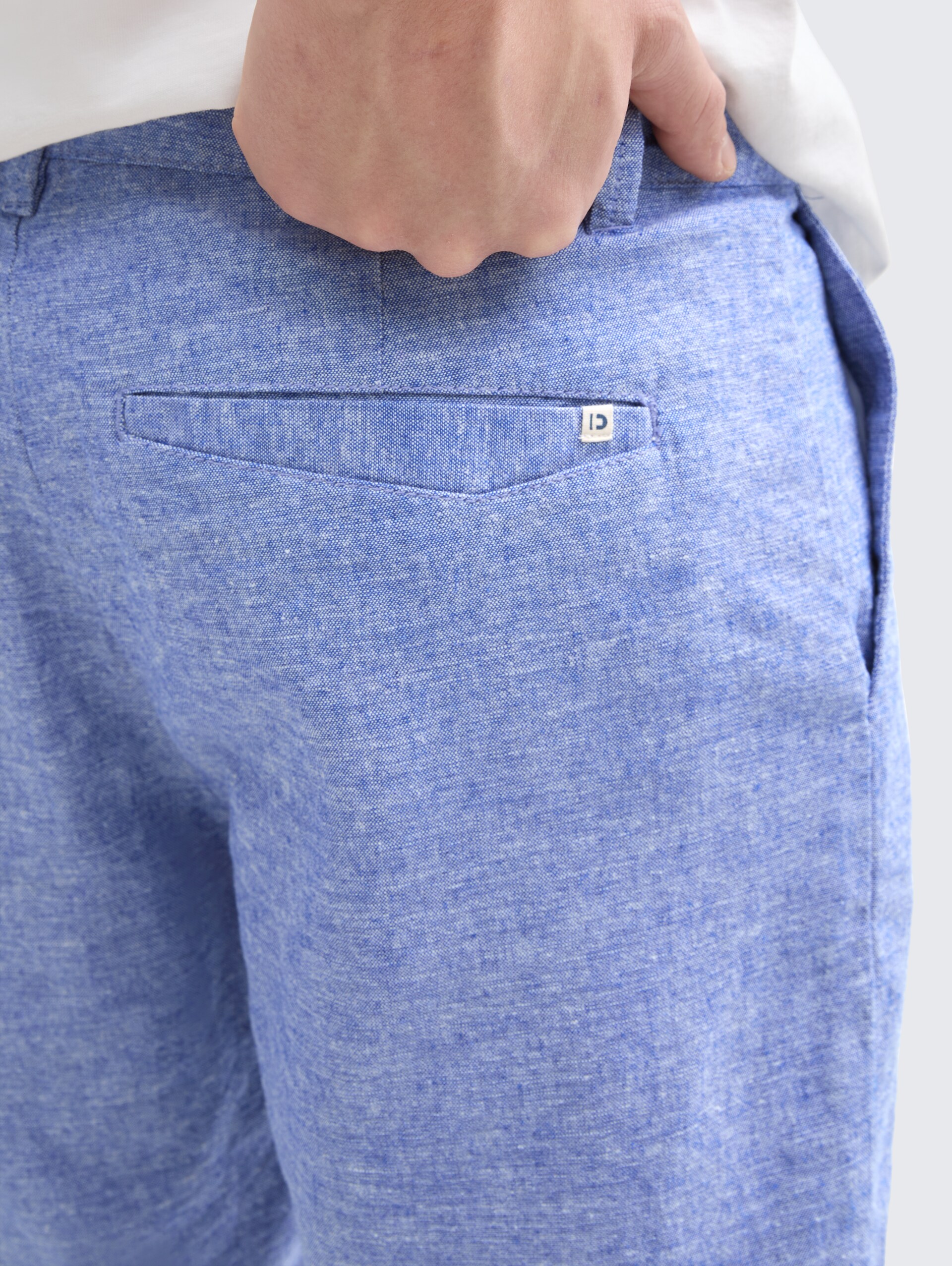Relaxed Shorts mit Leinenanteil - royal blue chambray - Detail-Model-Ansicht