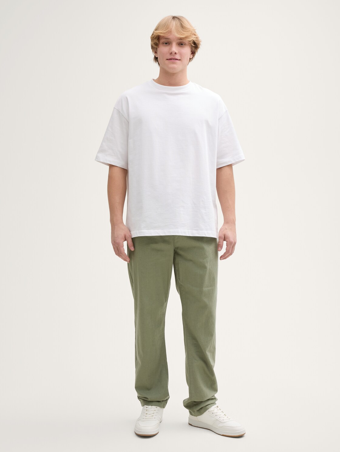 Loose Fit Hose mit Leinenanteil - tree moss green - Model-Vorderansicht