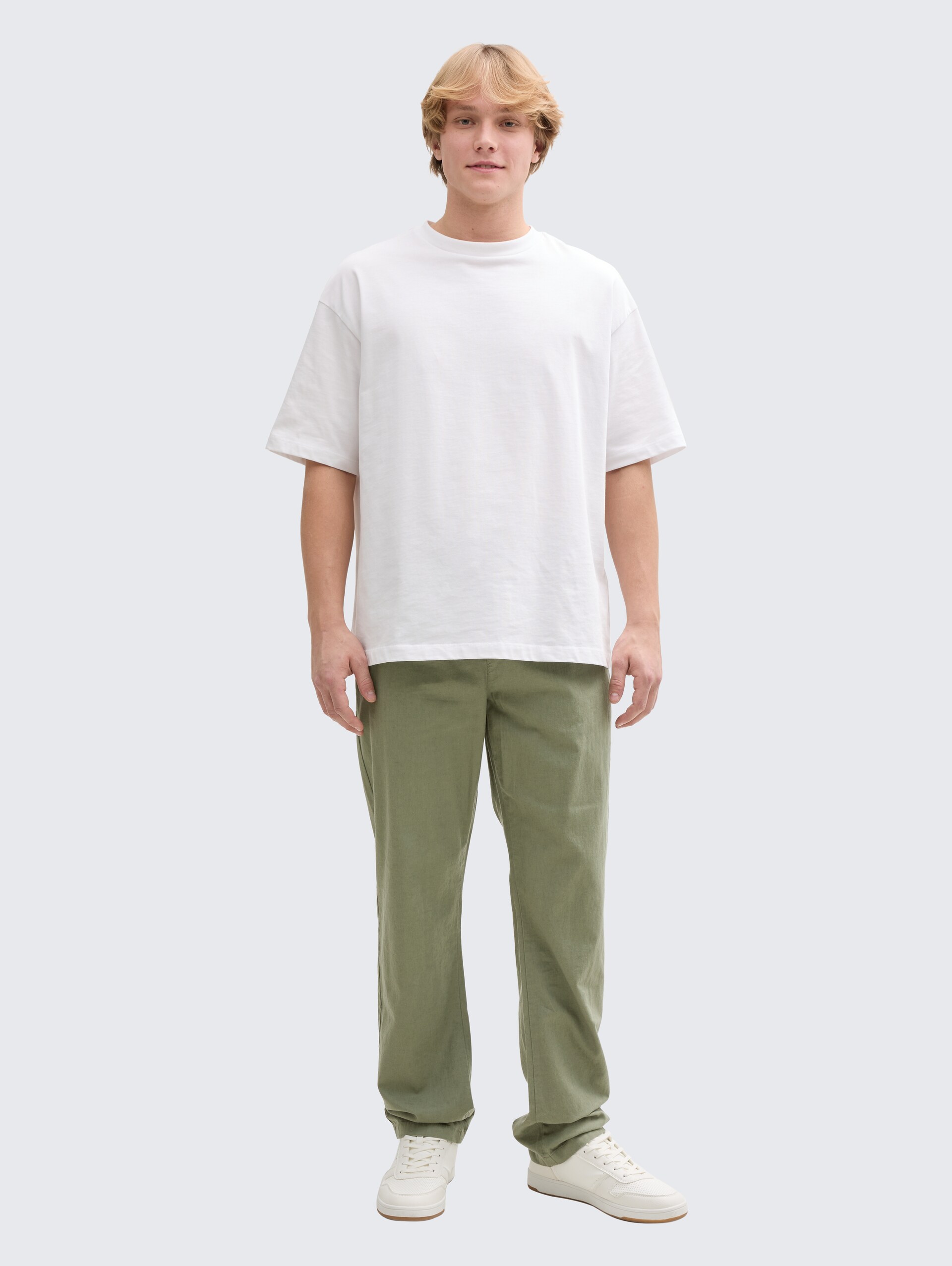 Loose Fit Hose mit Leinenanteil - tree moss green - Model-Vorderansicht