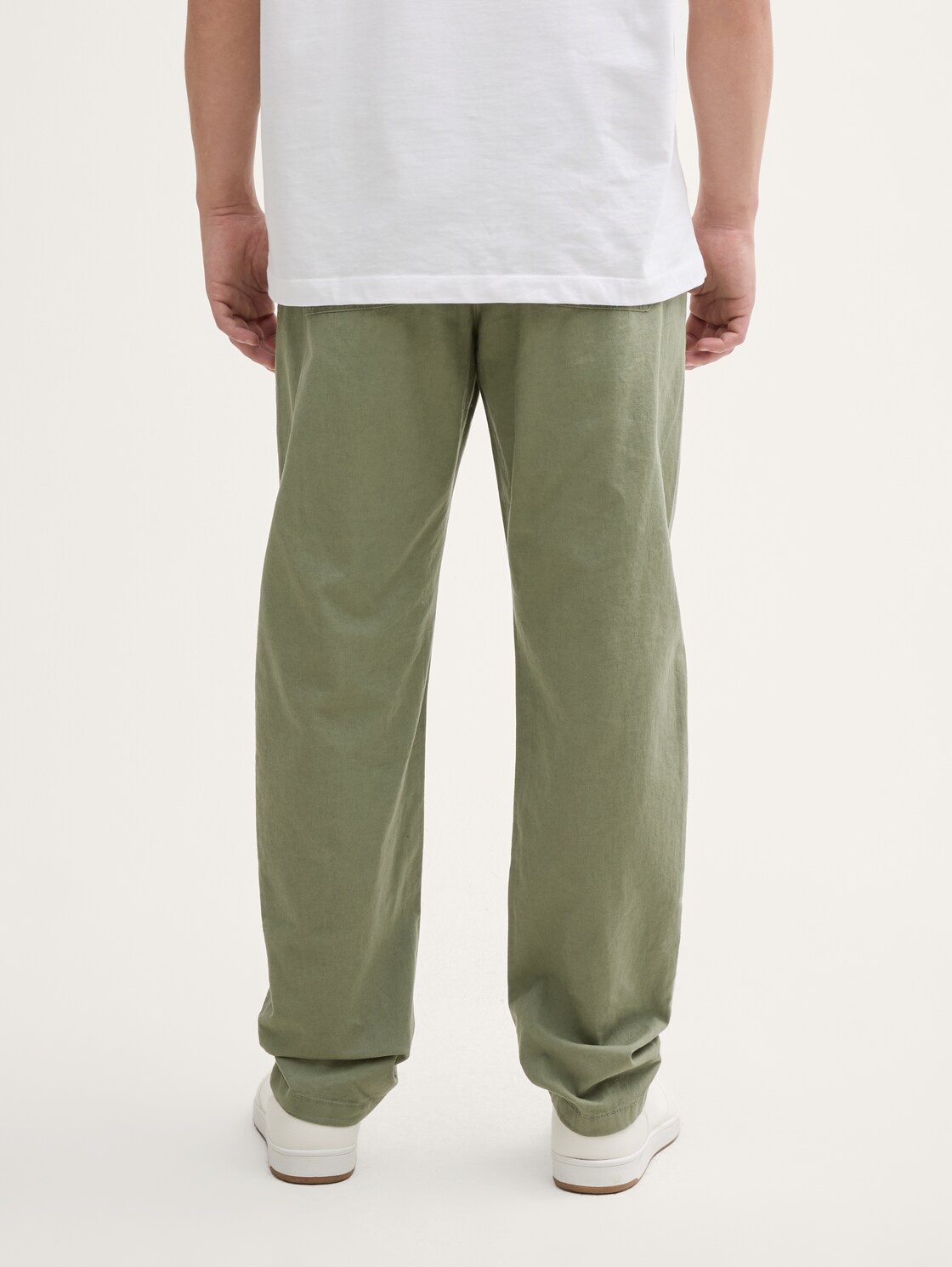 Loose Fit Hose mit Leinenanteil - tree moss green - Auschnitt Model-Rückansicht