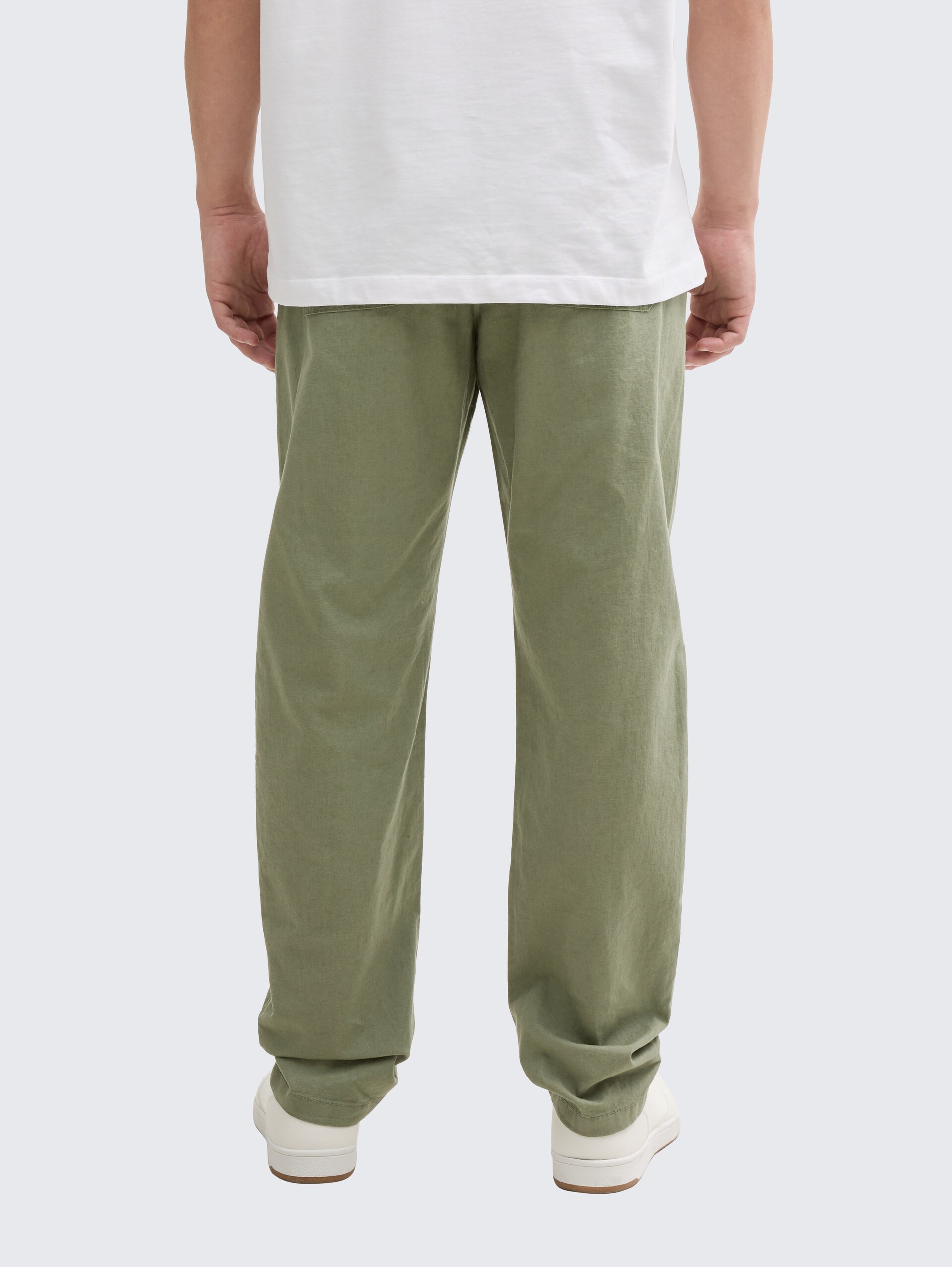 Loose Fit Hose mit Leinenanteil - tree moss green - Auschnitt Model-Rückansicht