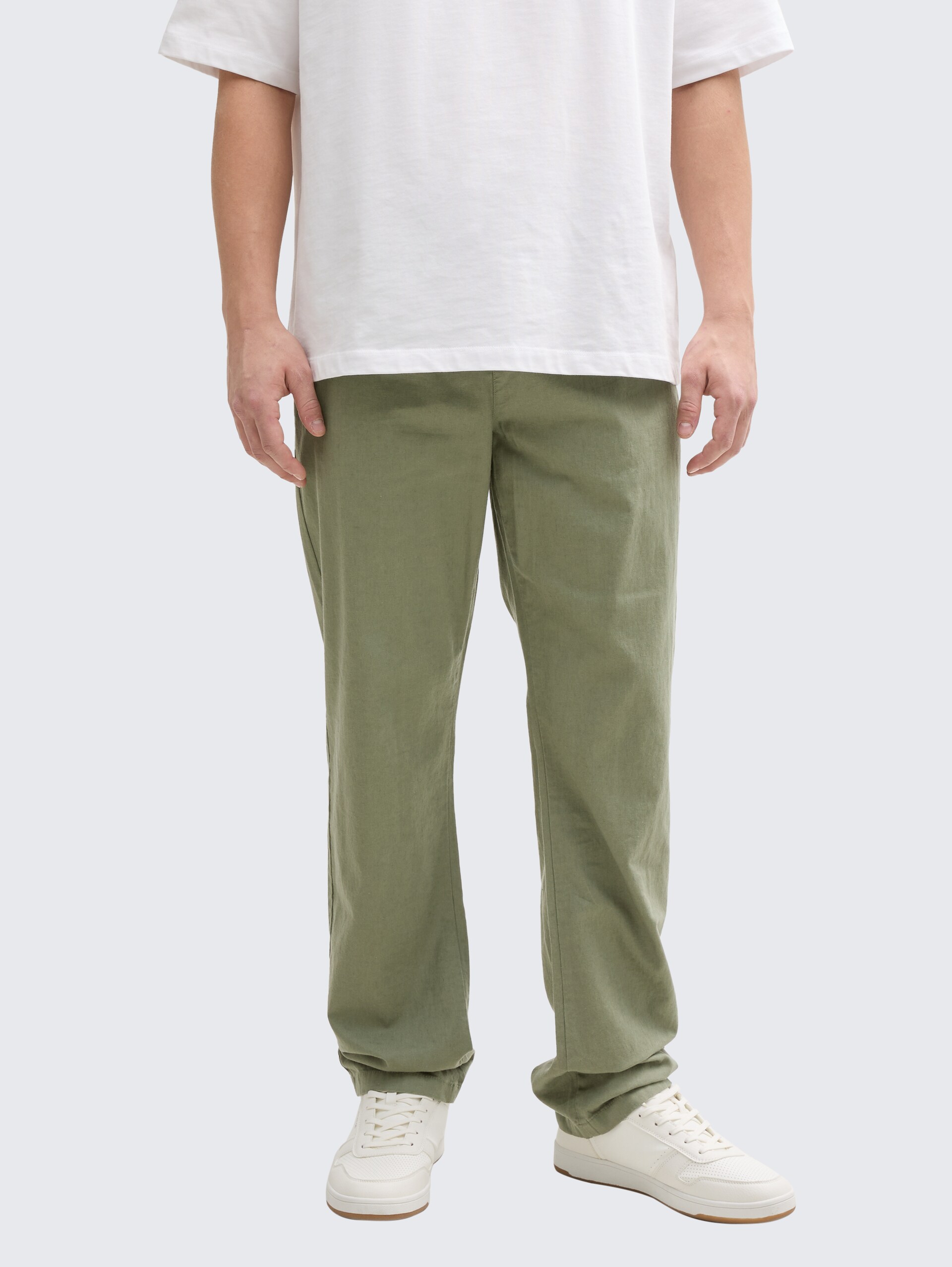 Loose Fit Hose mit Leinenanteil - tree moss green - Ausschnitt Model-Vorderansicht