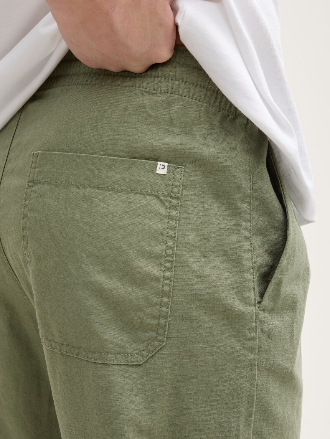 Loose Fit Hose mit Leinenanteil - tree moss green - Detail-Model-Ansicht