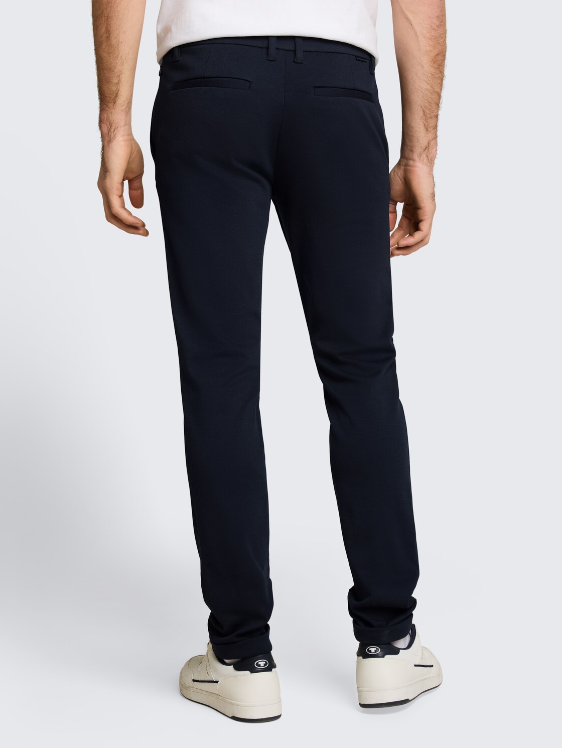 TTTRAVIS SLIM Chino Hose aus Piqué Jersey - sky captain blue - Auschnitt Model-Rückansicht