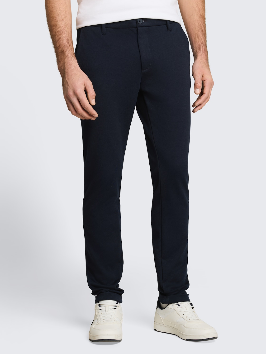 TTTRAVIS SLIM Chino Hose aus Piqué Jersey - sky captain blue - Ausschnitt Model-Vorderansicht