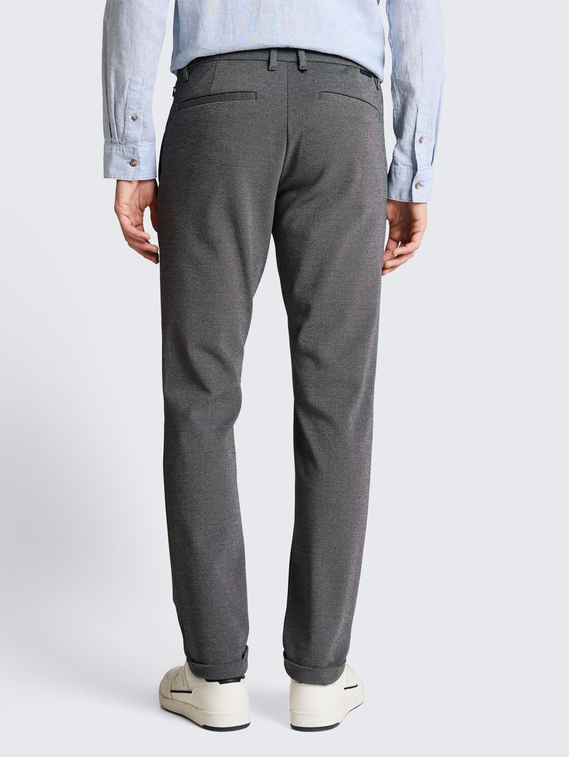 TTTRAVIS SLIM Chino Hose aus Piqué Jersey - black white birds eye - Auschnitt Model-Rückansicht