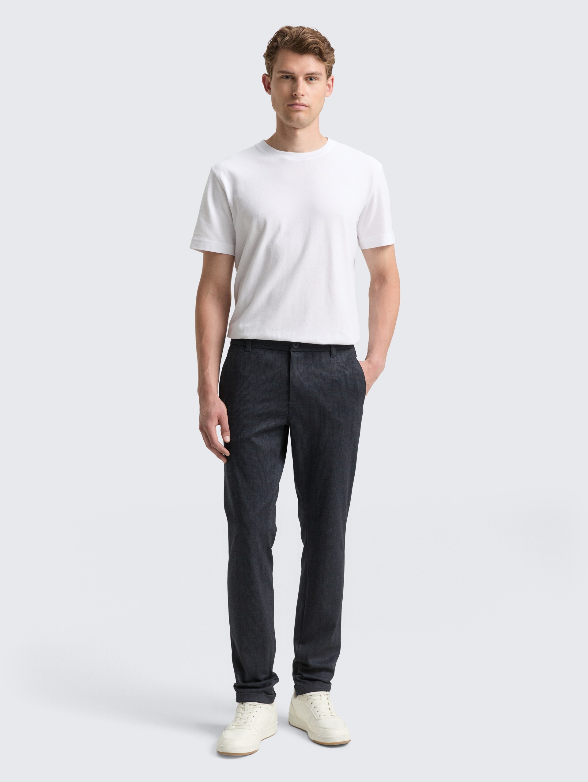 TTTRAVIS SLIM Chino Hose aus Piqué Jersey - navy tonal check - Model-Vorderansicht
