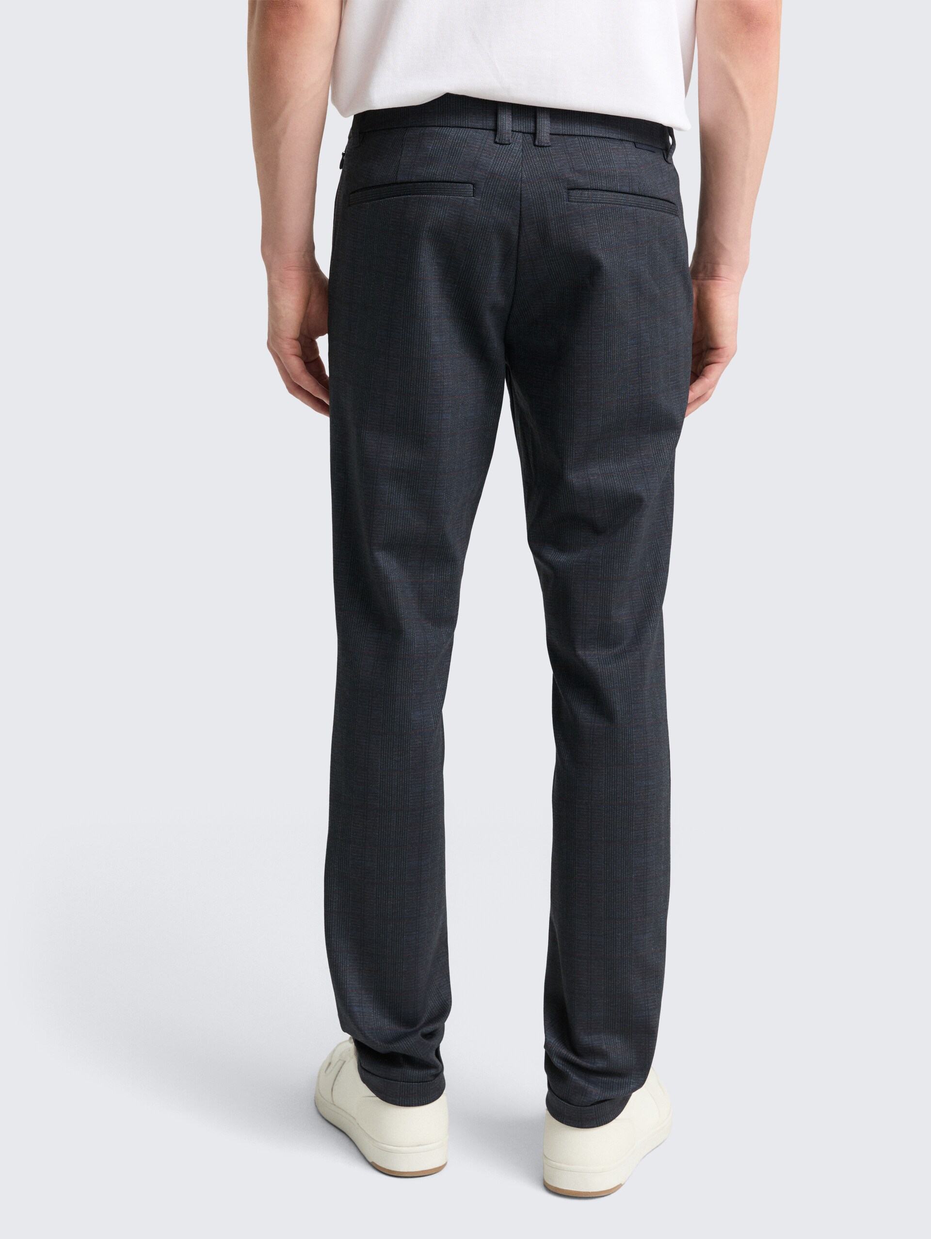 TTTRAVIS SLIM Chino Hose aus Piqué Jersey - navy tonal check - Auschnitt Model-Rückansicht