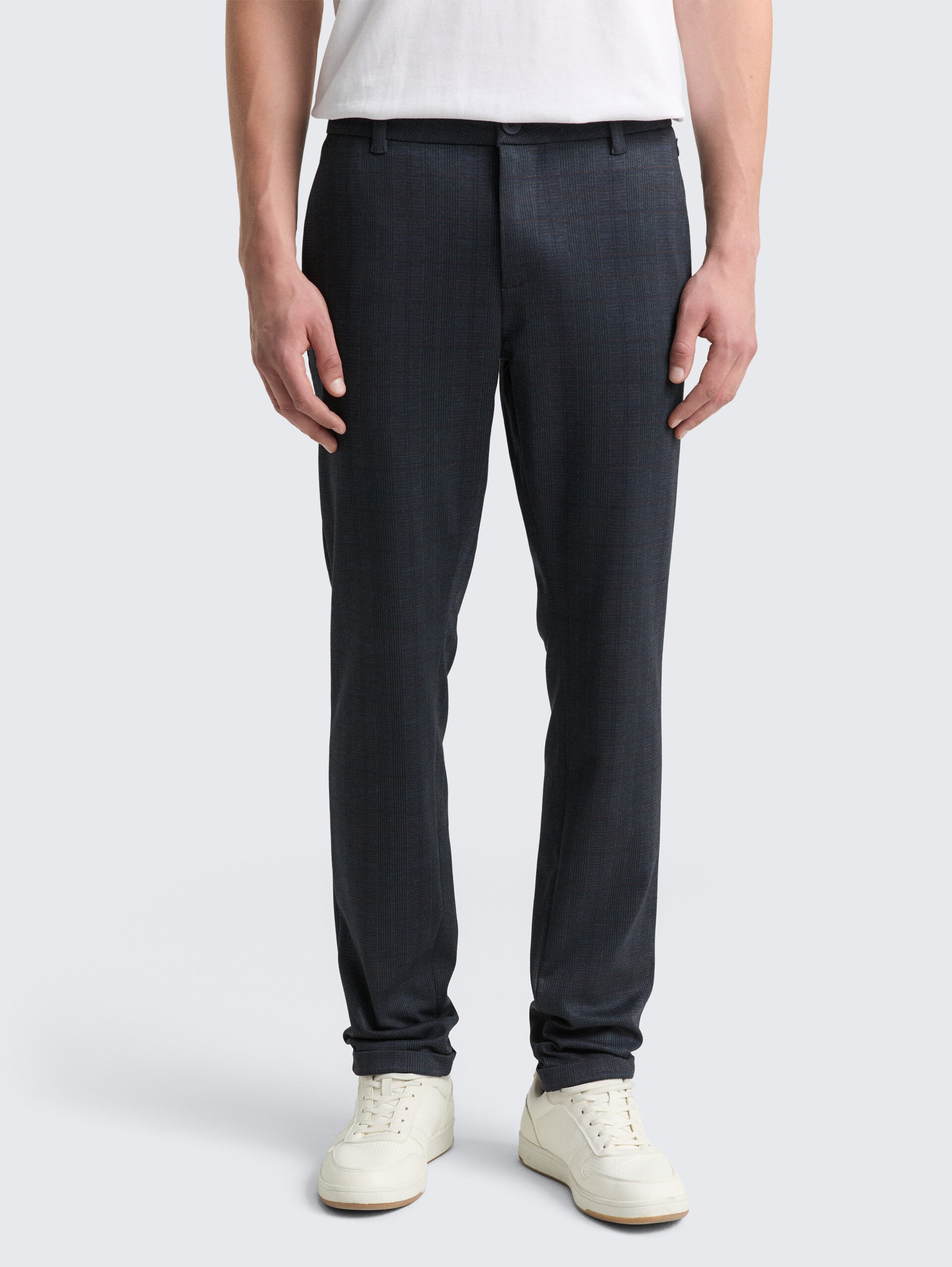 TTTRAVIS SLIM Chino Hose aus Piqué Jersey - navy tonal check - Ausschnitt Model-Vorderansicht