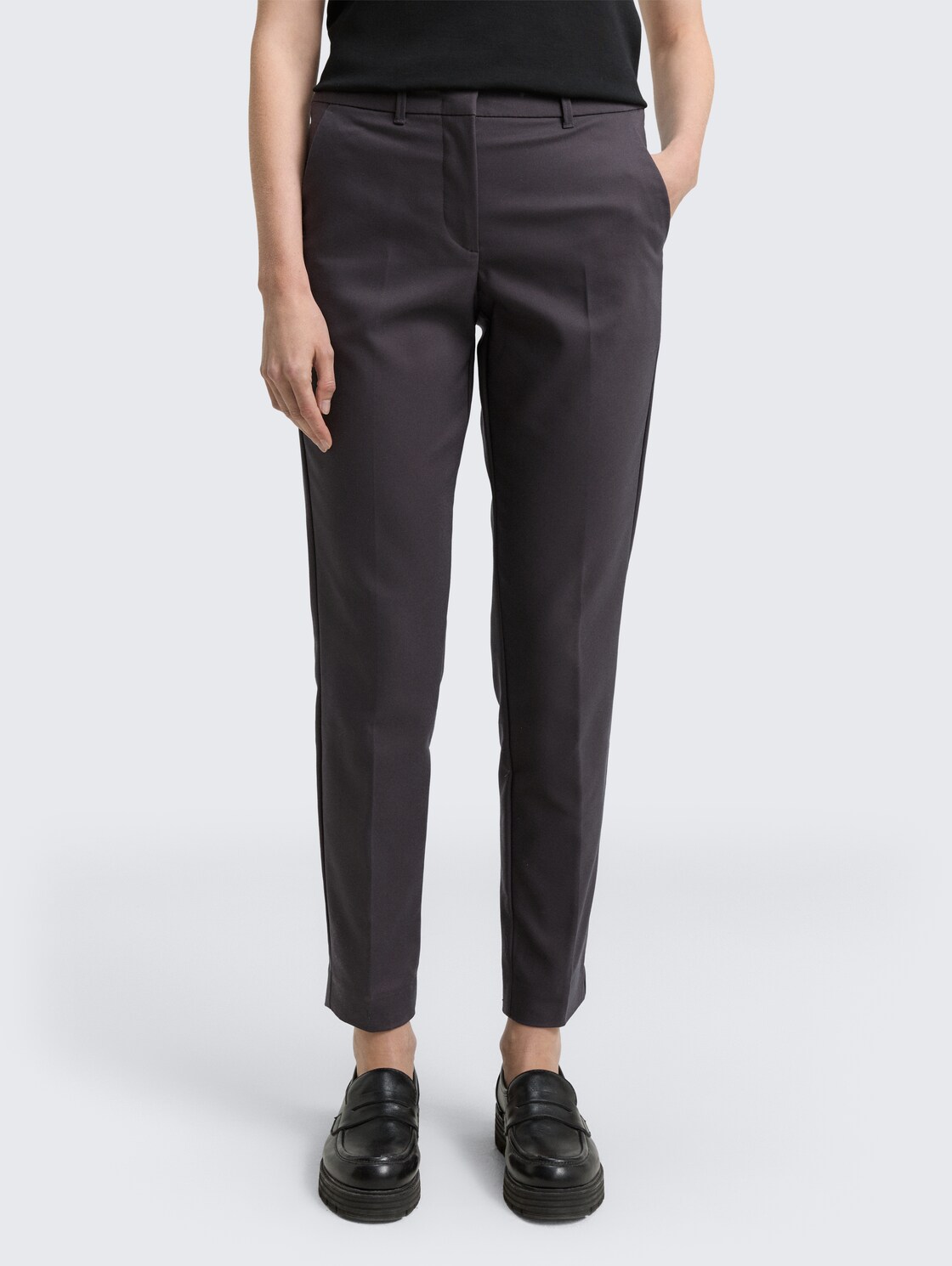 TTMIA Slim Hose - Phanton Dark Grey - Ausschnitt Model-Vorderansicht